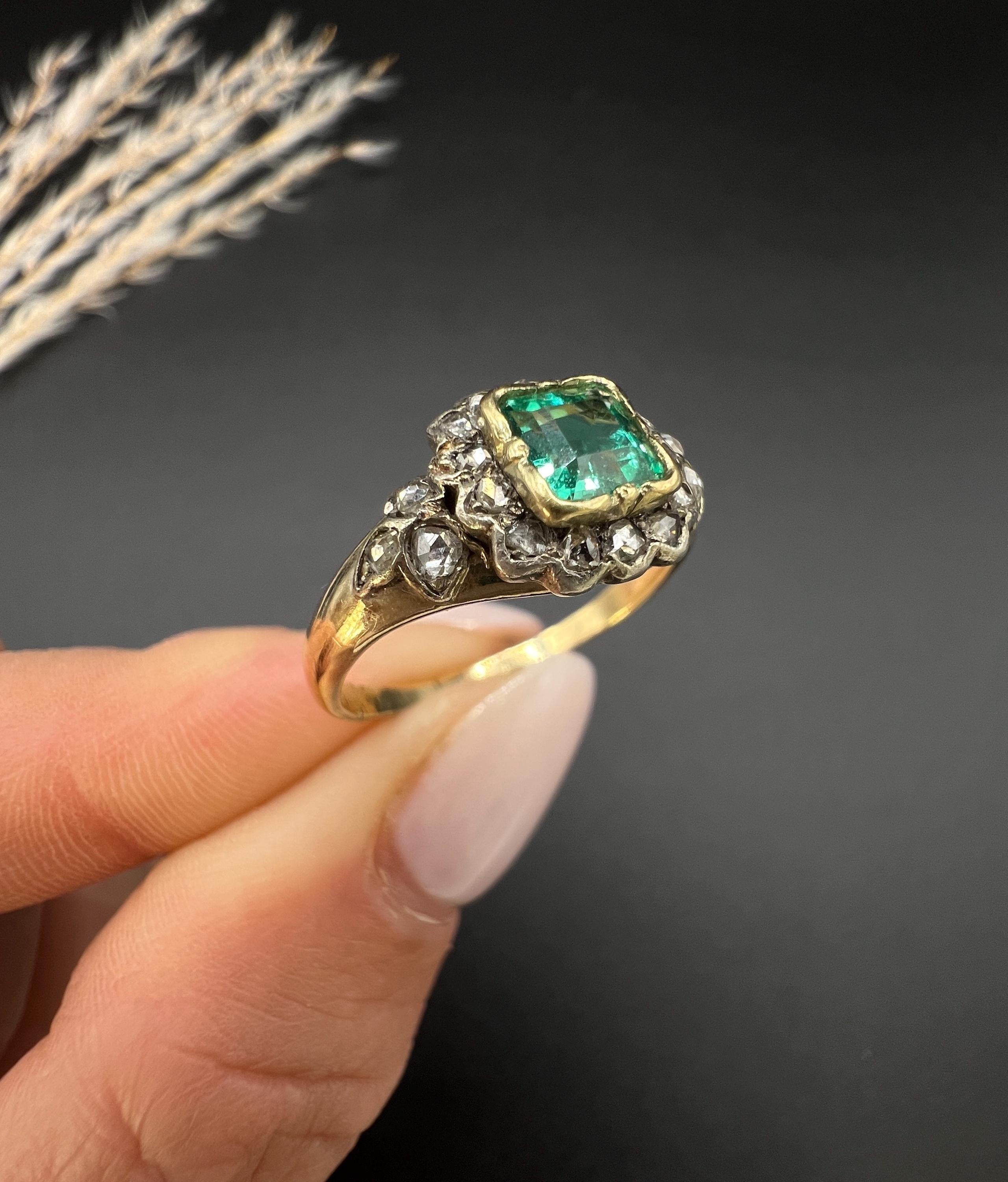 Bague ancienne en or jaune 18 ct de style victorien à grappes carrées d'émeraudes et de diamants Bon état - En vente à Brighton, GB