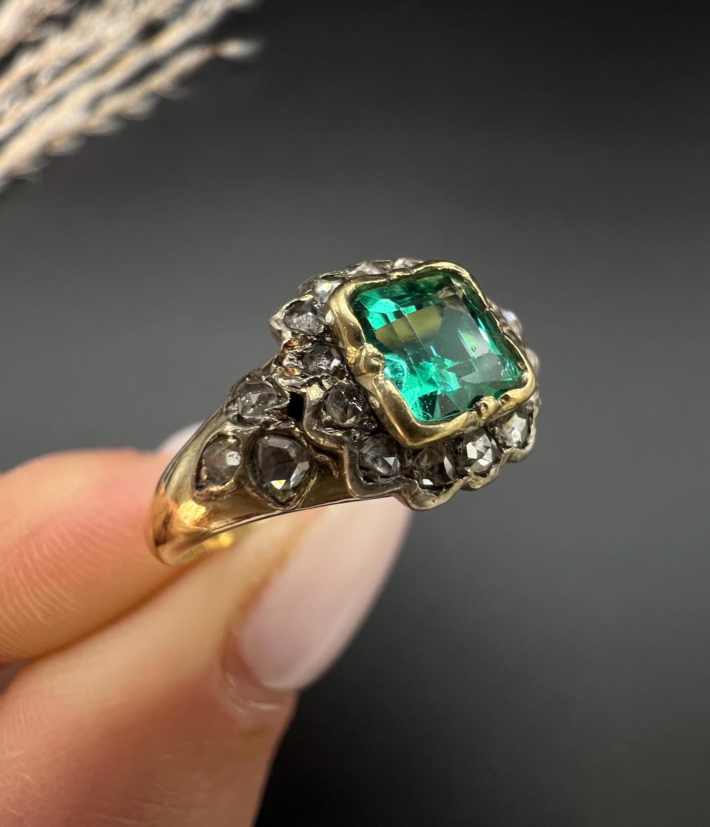 Bague ancienne en or jaune 18 ct de style victorien à grappes carrées d'émeraudes et de diamants Unisexe en vente