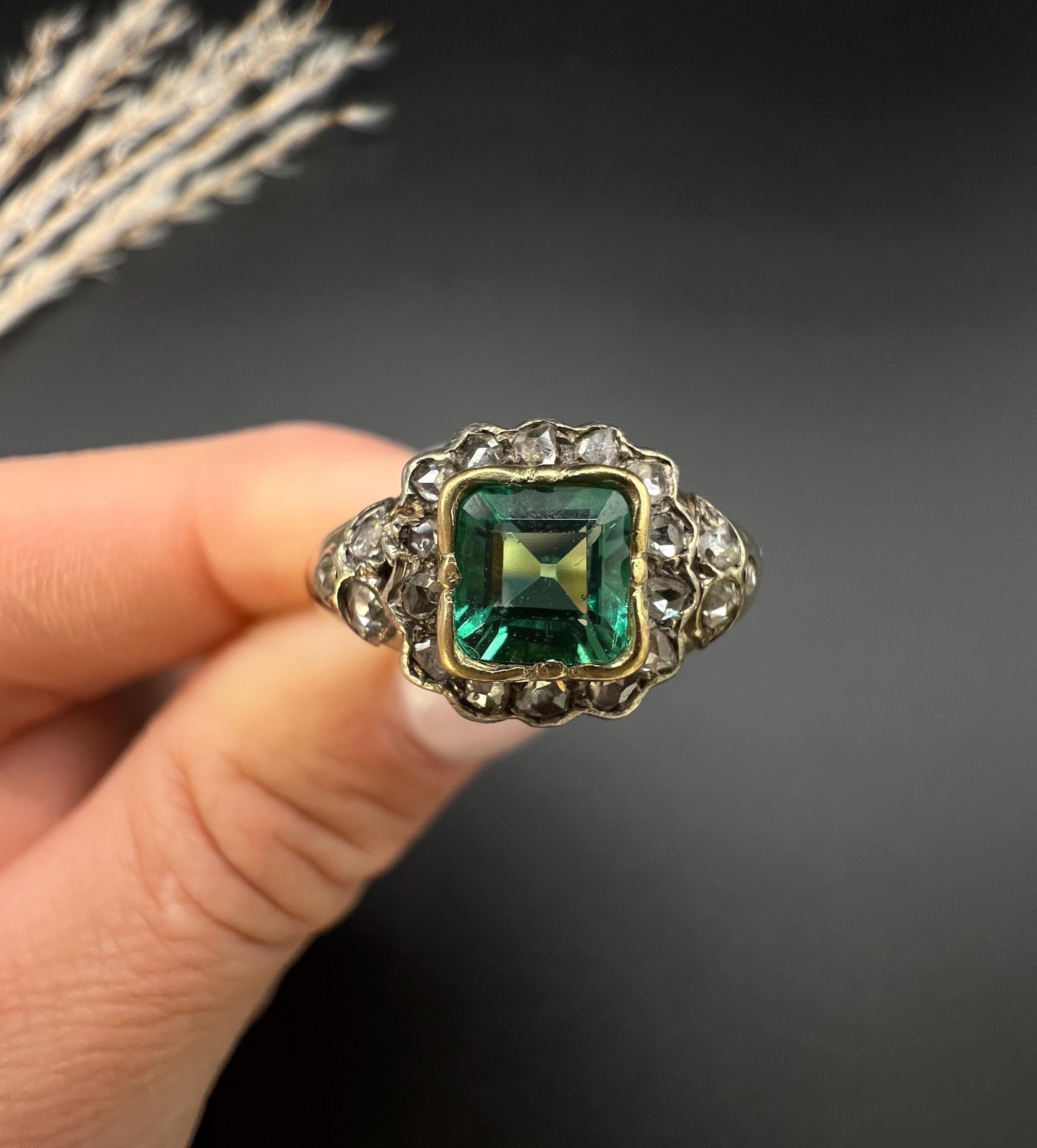 Bague ancienne en or jaune 18 ct de style victorien à grappes carrées d'émeraudes et de diamants en vente 1