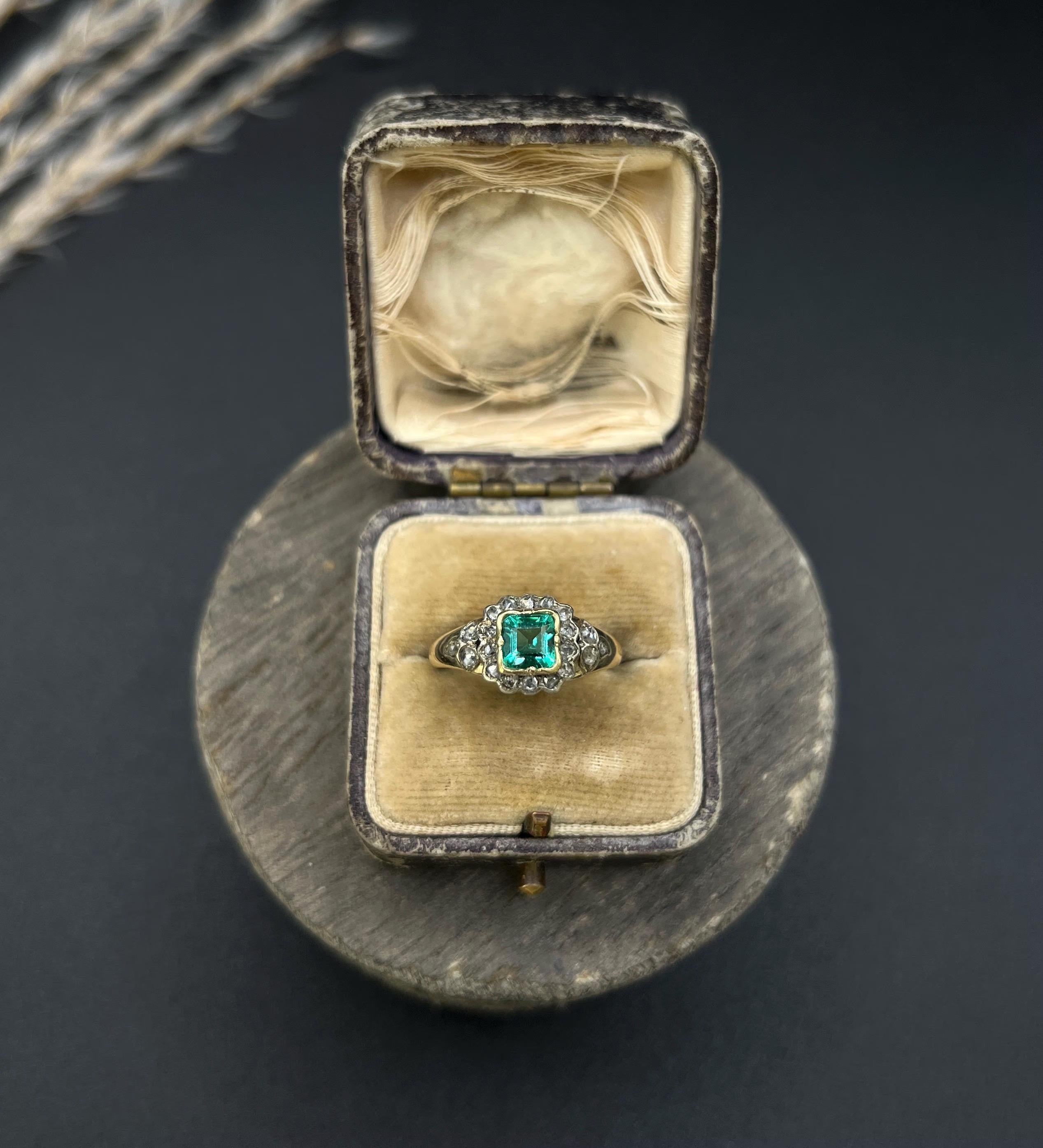 Bague ancienne en or jaune 18 ct de style victorien à grappes carrées d'émeraudes et de diamants en vente 2