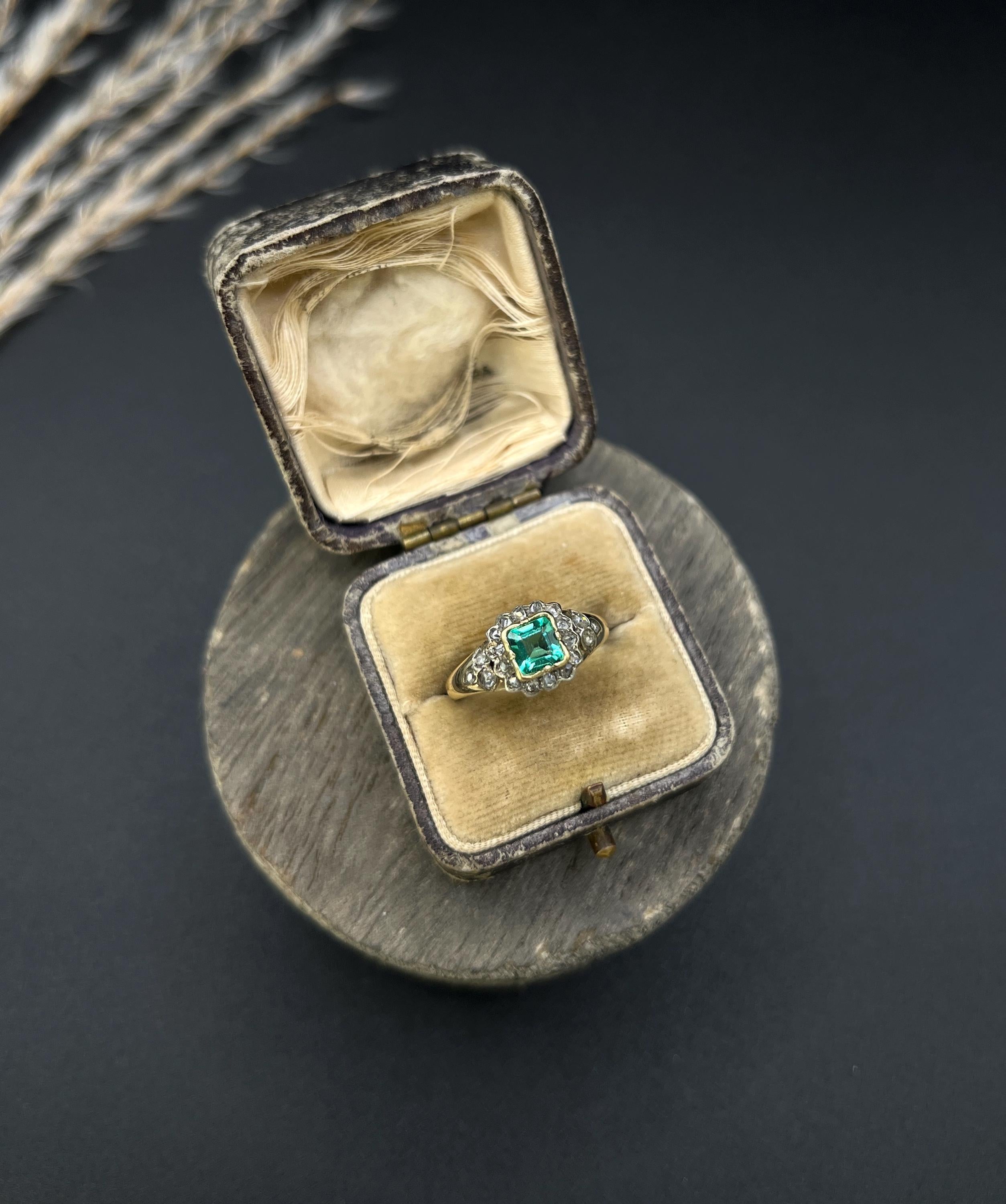 Bague ancienne en or jaune 18 ct de style victorien à grappes carrées d'émeraudes et de diamants en vente 3