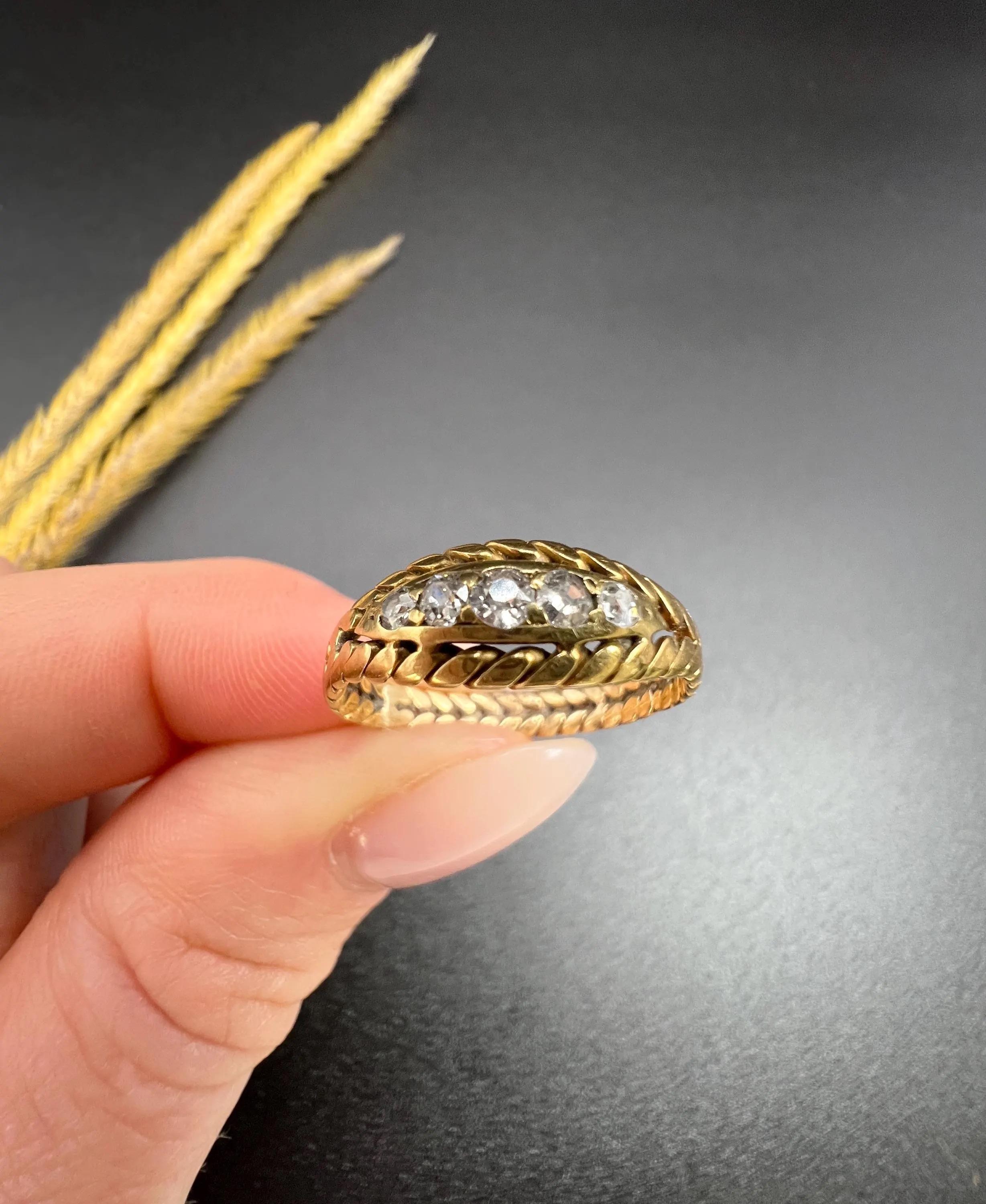 Antique 18ct Yellow Gold, Edwardian 5 Stone Diamond Rope Ring In Good Condition For Sale In Brighton, GB