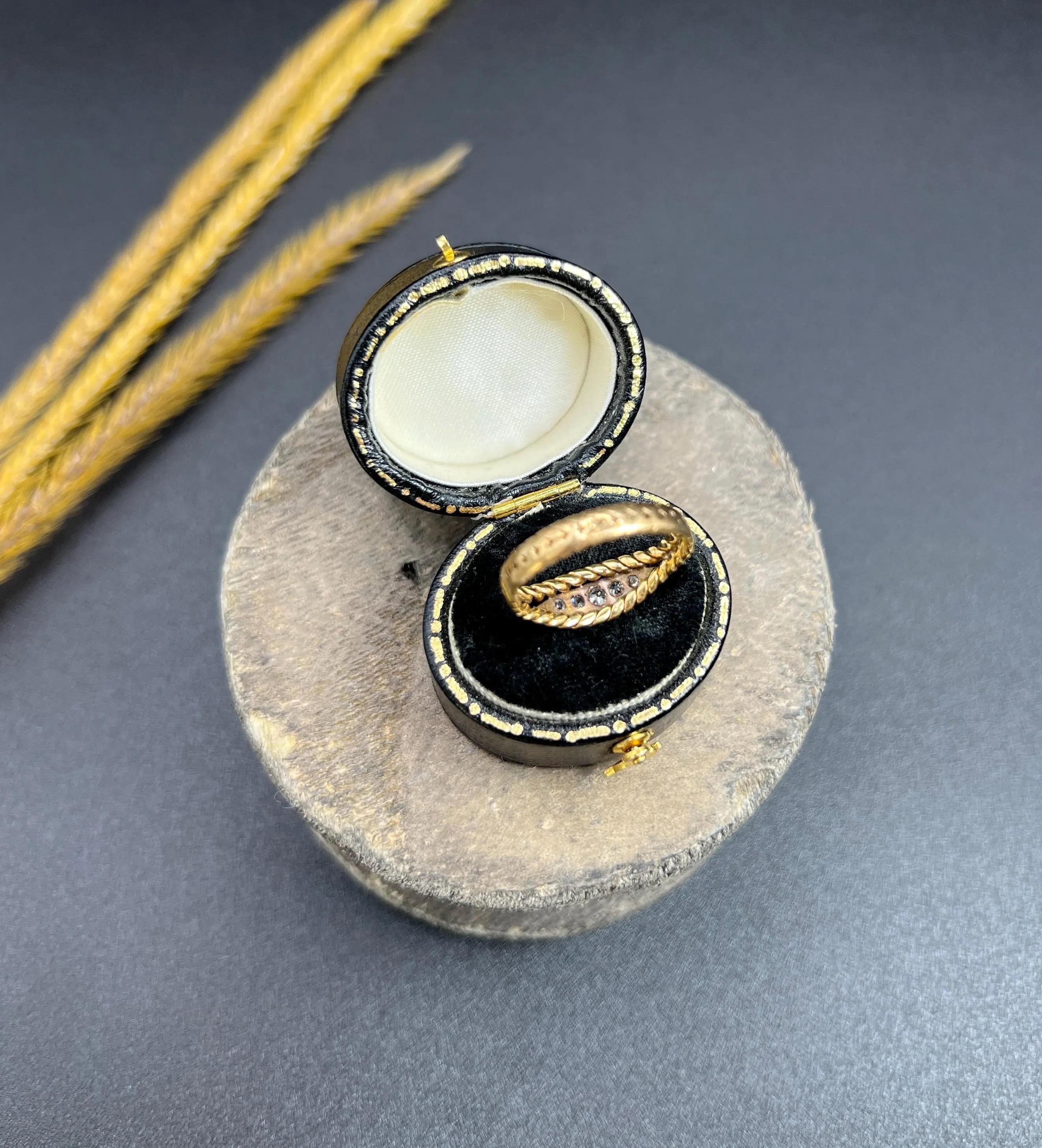 Antique 18ct Yellow Gold, Edwardian 5 Stone Diamond Rope Ring For Sale 1
