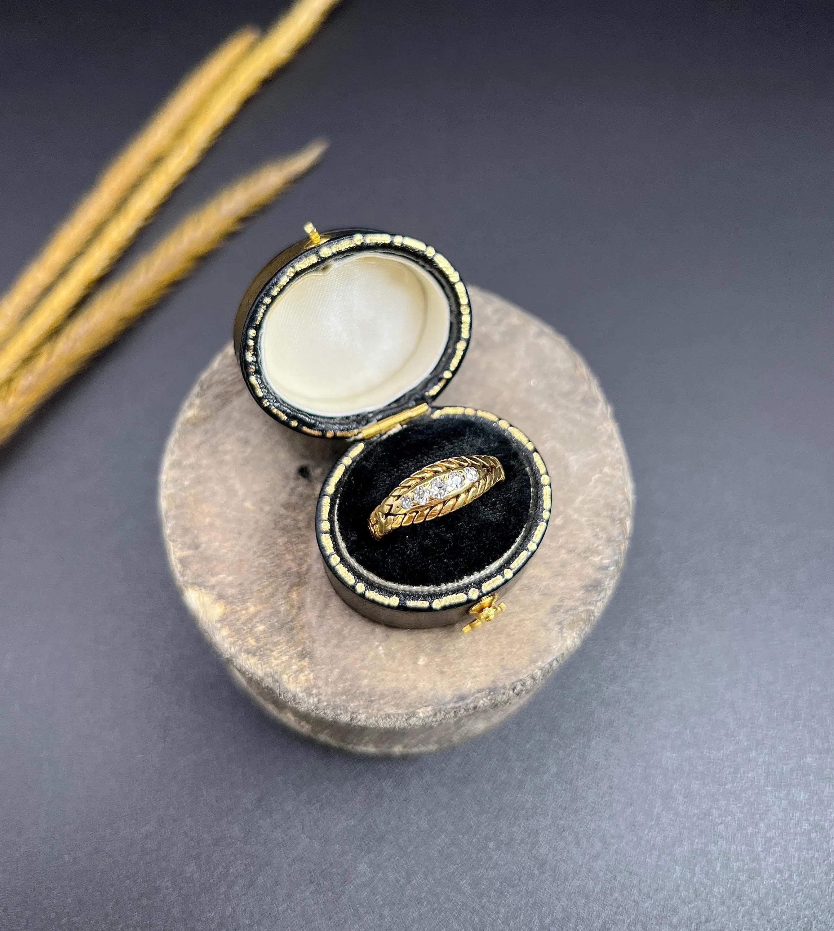 Antique 18ct Yellow Gold, Edwardian 5 Stone Diamond Rope Ring For Sale 2