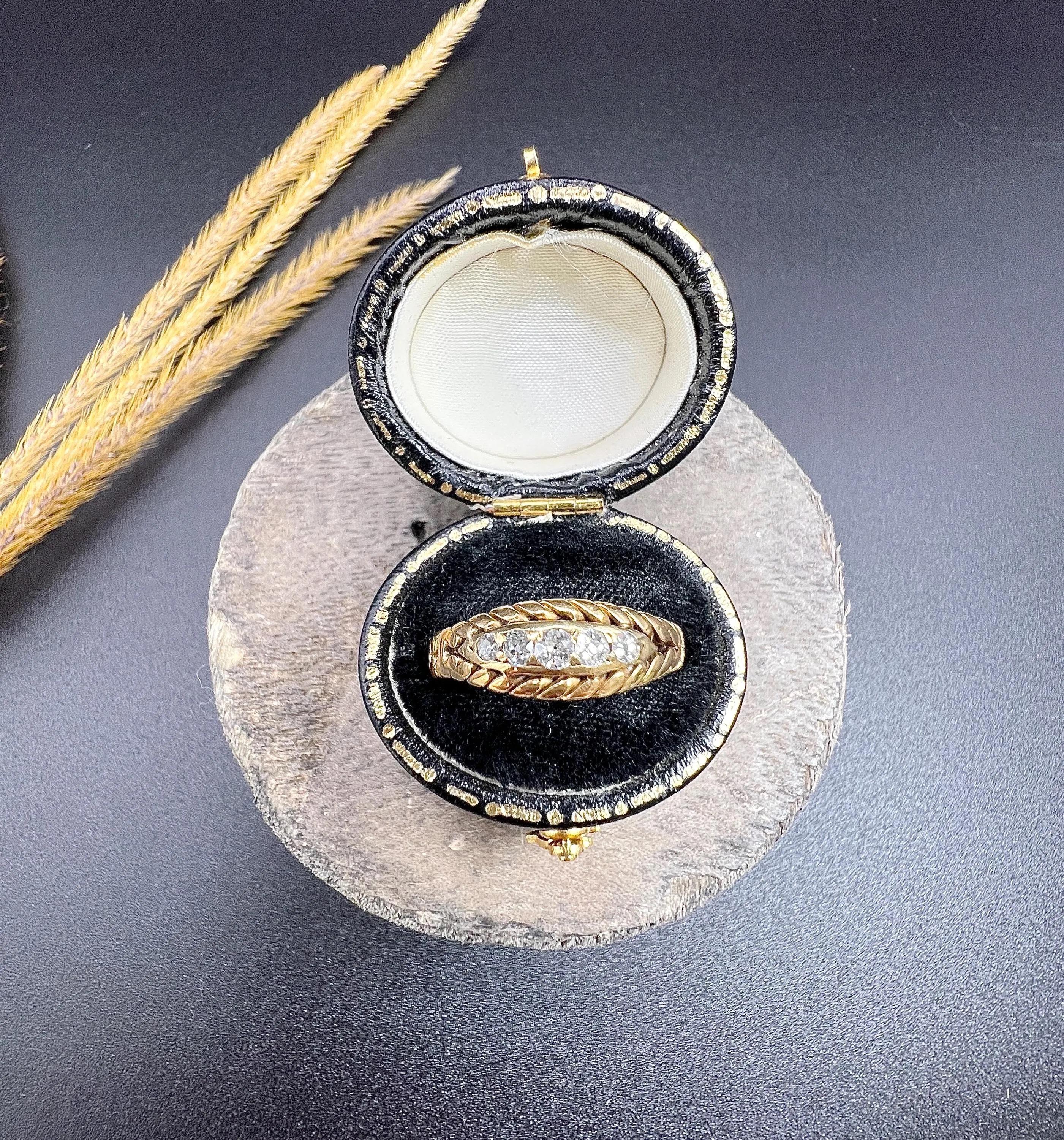 Antique 18ct Yellow Gold, Edwardian 5 Stone Diamond Rope Ring For Sale 3