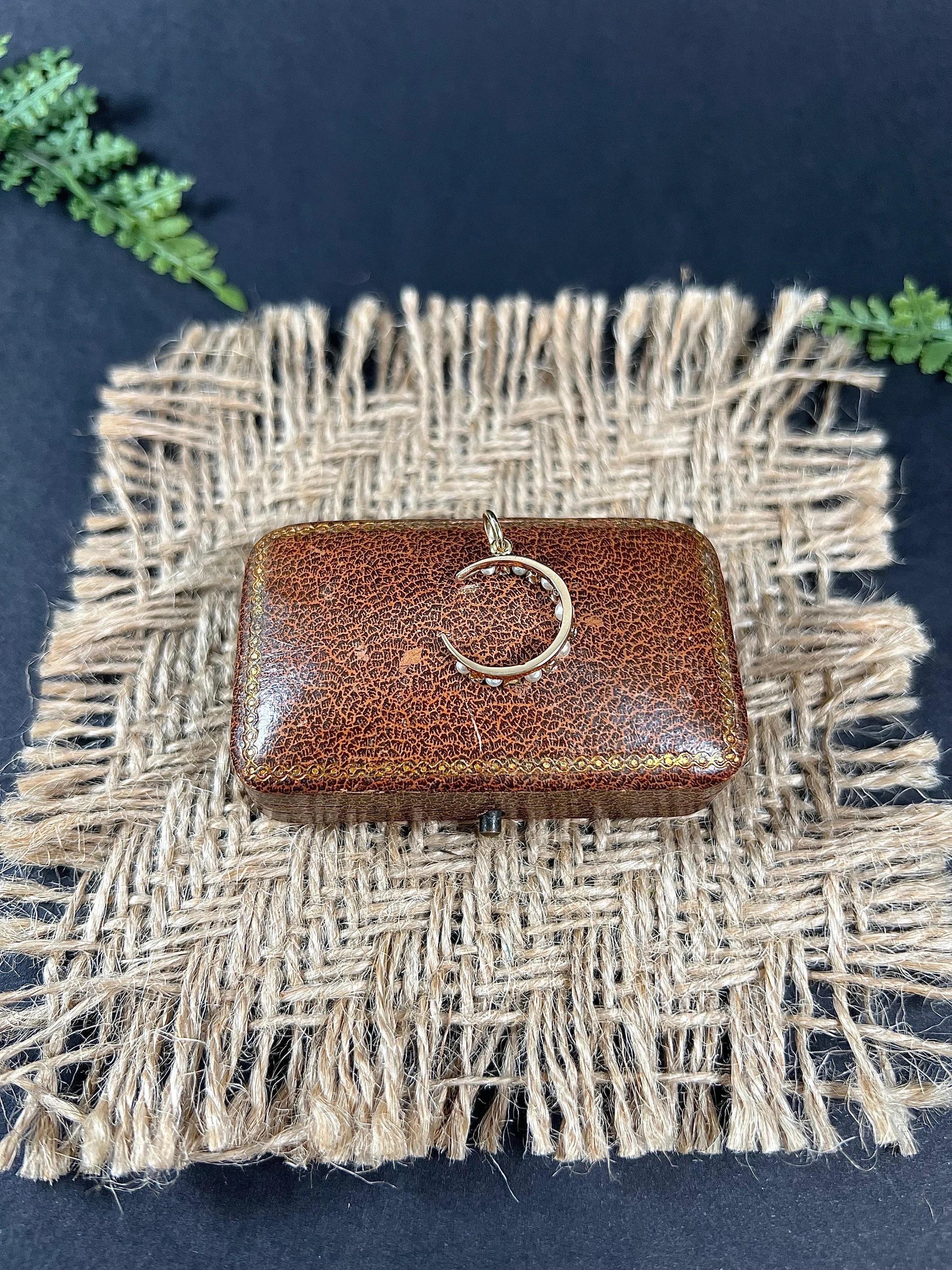 Antiker Anhänger mit Halbmond aus 18 Karat Gelbgold, edwardianischem Diamant und Perle (Rundschliff) im Angebot