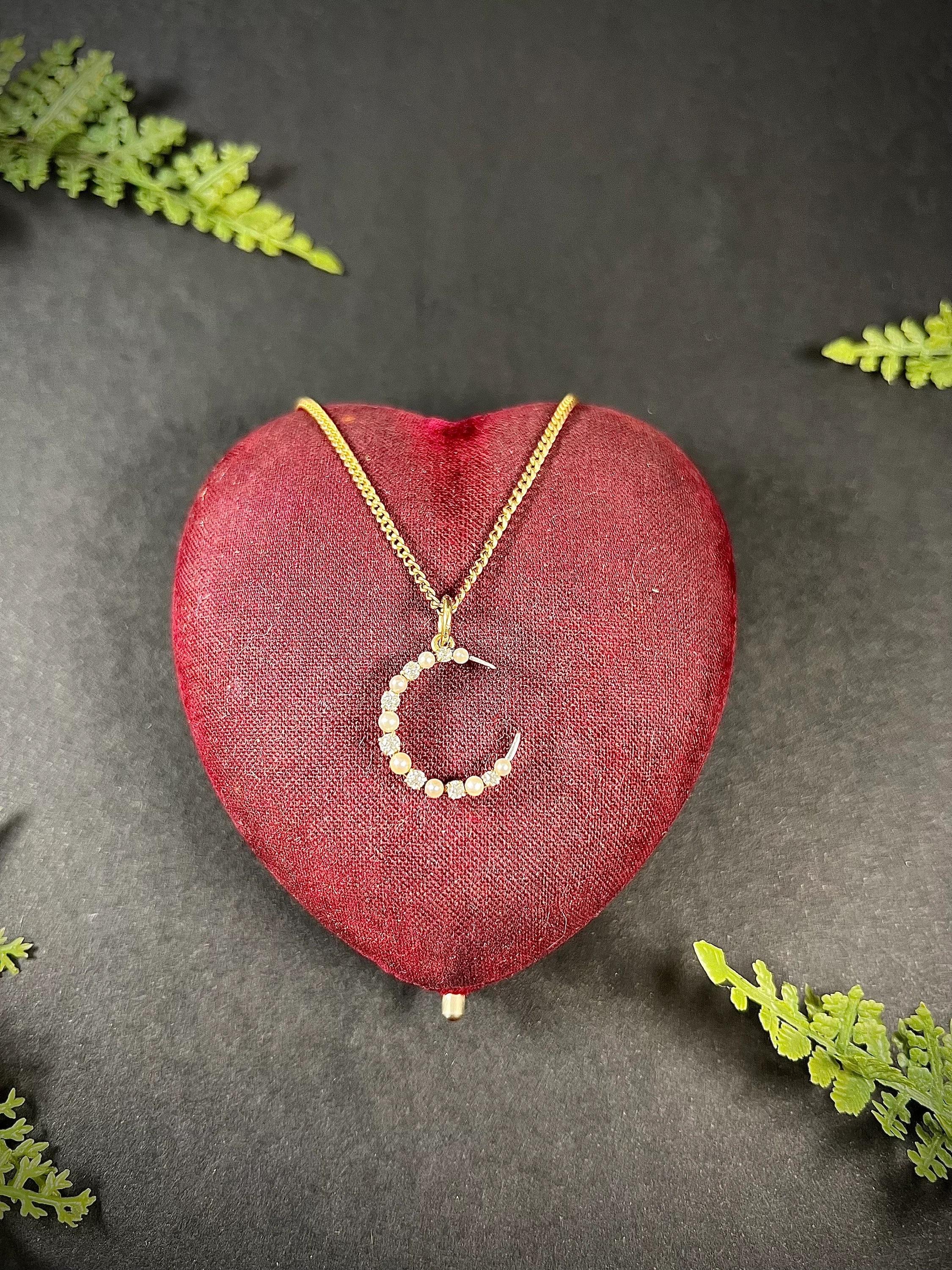 Antiker Anhänger mit Halbmond aus 18 Karat Gelbgold, edwardianischem Diamant und Perle im Angebot 2