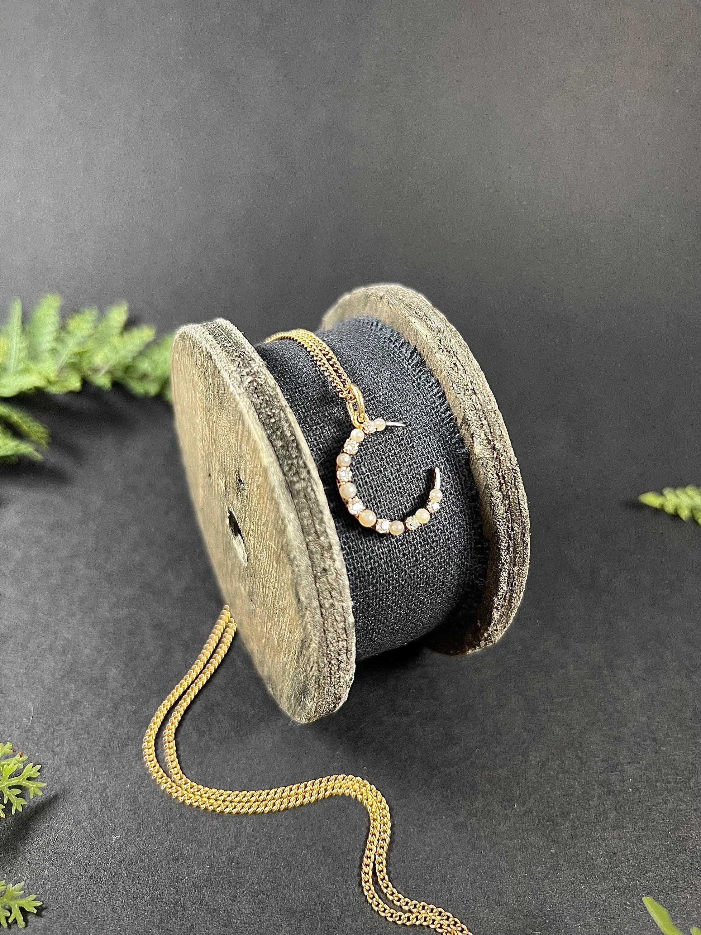 Antiker Anhänger mit Halbmond aus 18 Karat Gelbgold, edwardianischem Diamant und Perle im Angebot 3