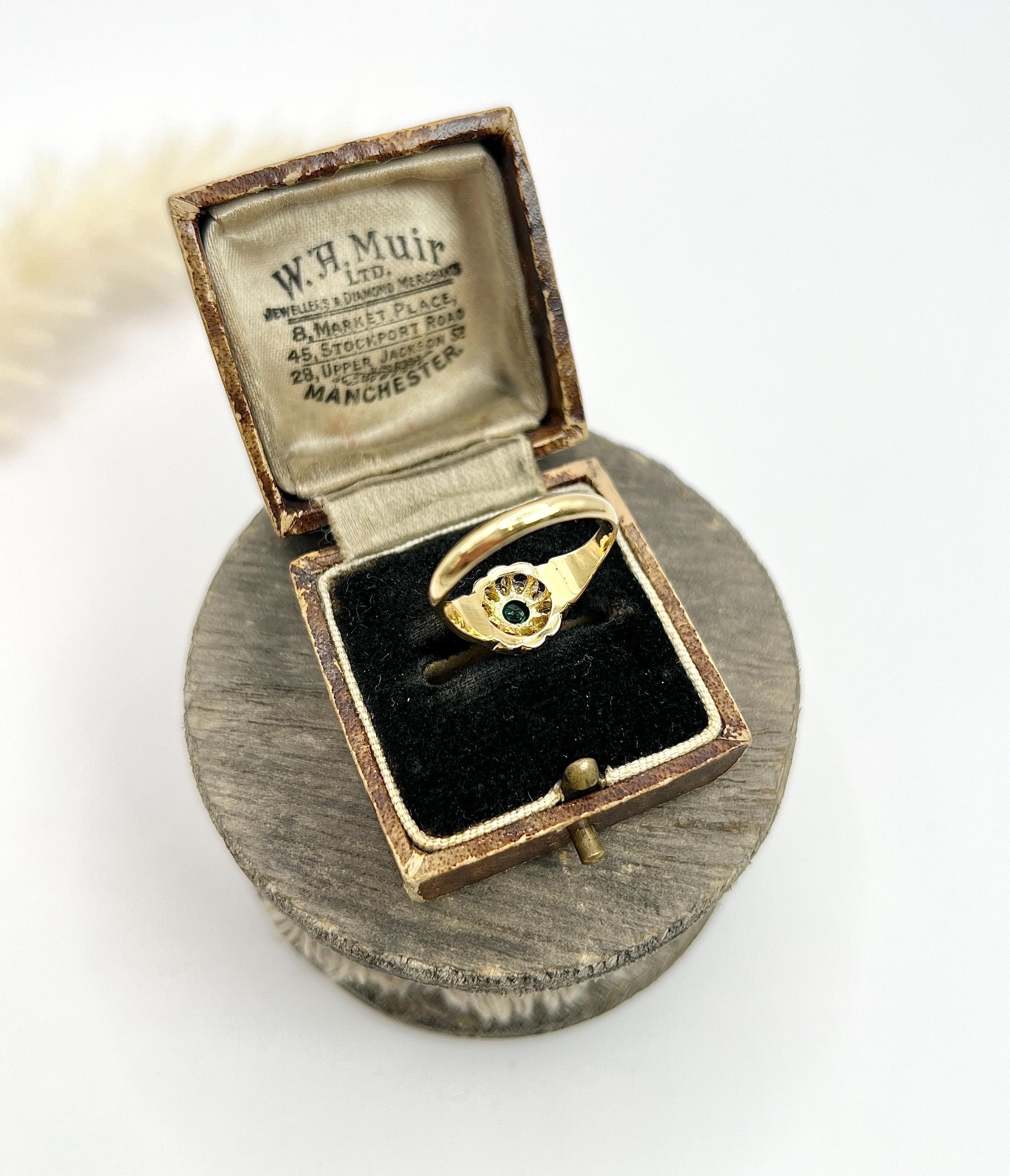 Antiker runder Cluster-Ring aus 18 Karat Gelbgold, edwardianischem Smaragd und Diamant im Angebot 4
