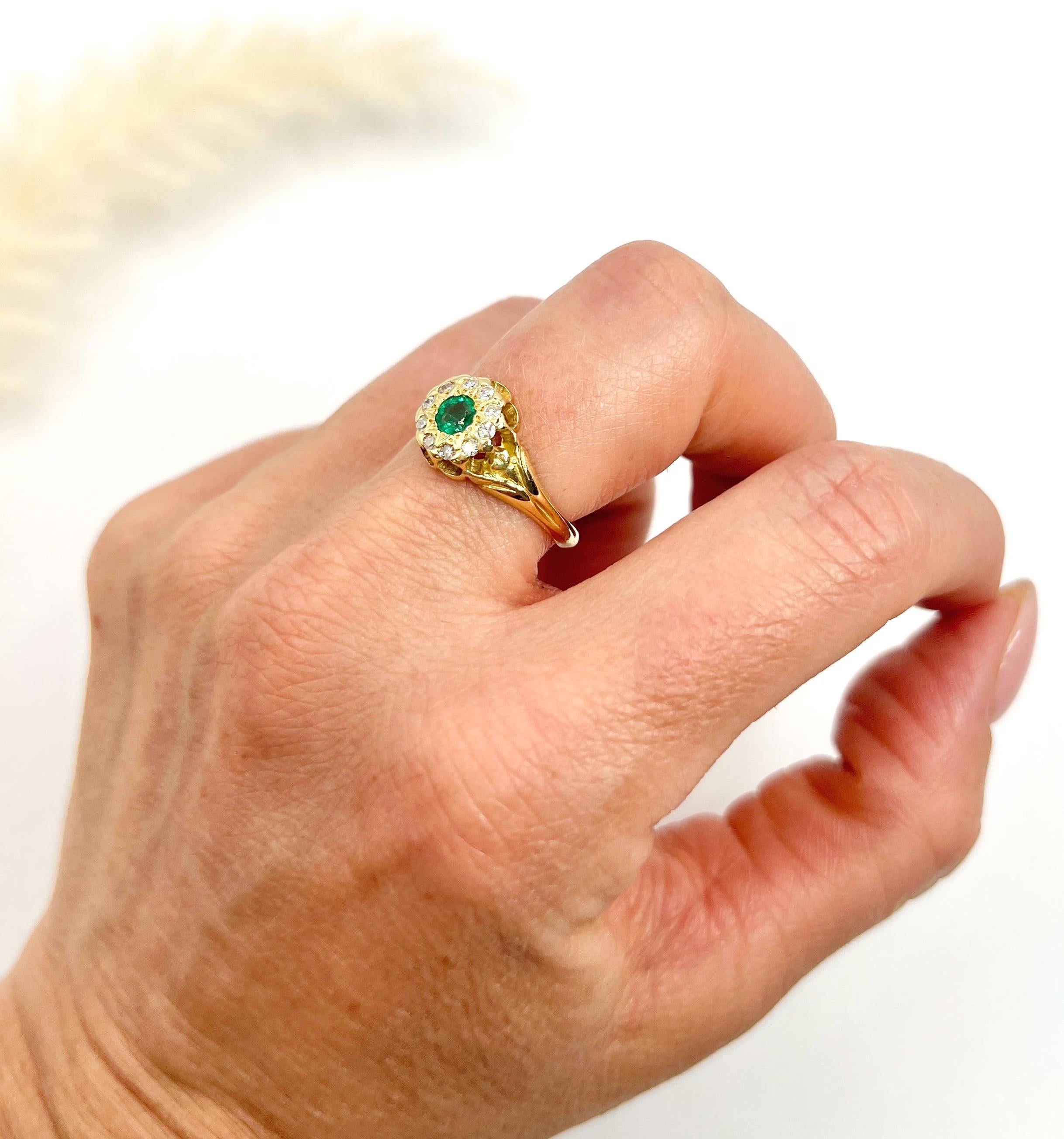 Antiker runder Cluster-Ring aus 18 Karat Gelbgold, edwardianischem Smaragd und Diamant (Edwardian) im Angebot