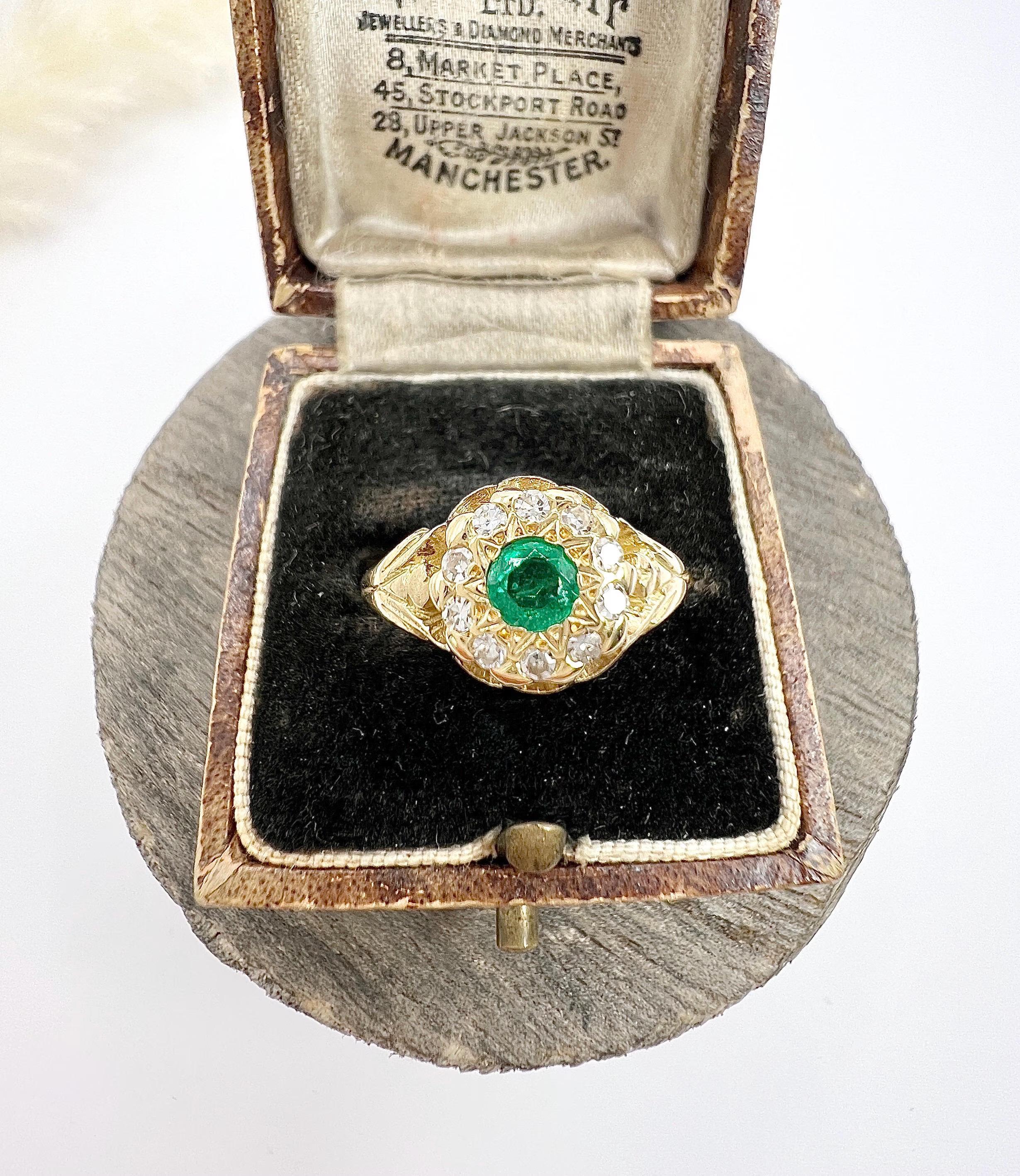 Antiker runder Cluster-Ring aus 18 Karat Gelbgold, edwardianischem Smaragd und Diamant (Rundschliff) im Angebot