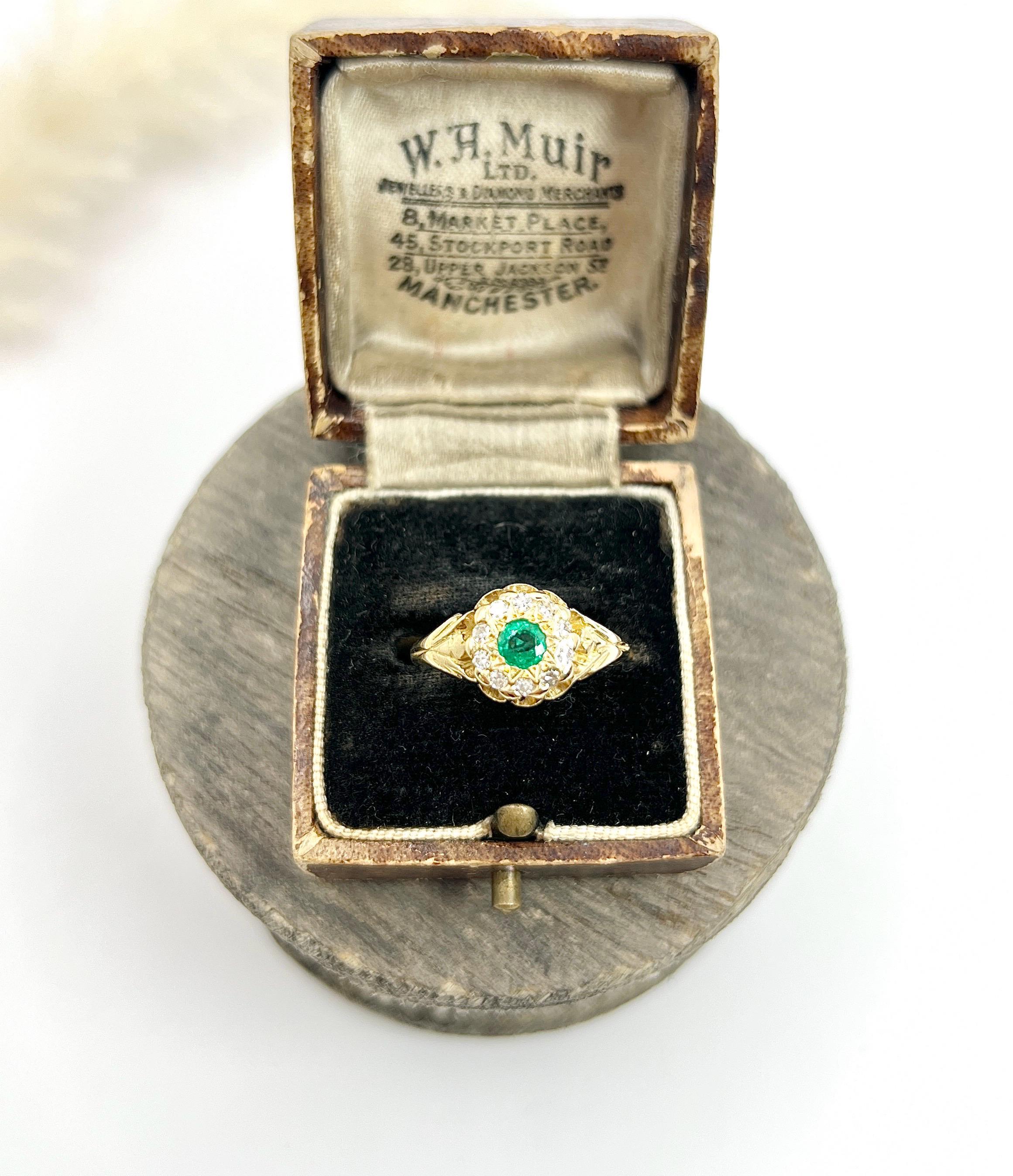 Antiker runder Cluster-Ring aus 18 Karat Gelbgold, edwardianischem Smaragd und Diamant im Zustand „Gut“ im Angebot in Brighton, GB