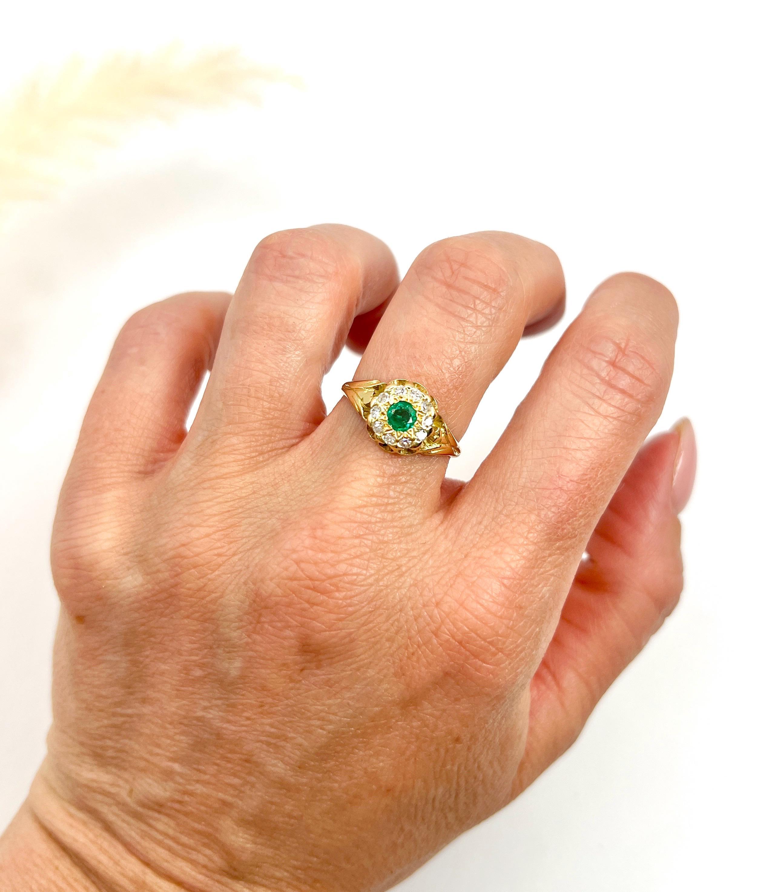 Antiker runder Cluster-Ring aus 18 Karat Gelbgold, edwardianischem Smaragd und Diamant für Damen oder Herren im Angebot