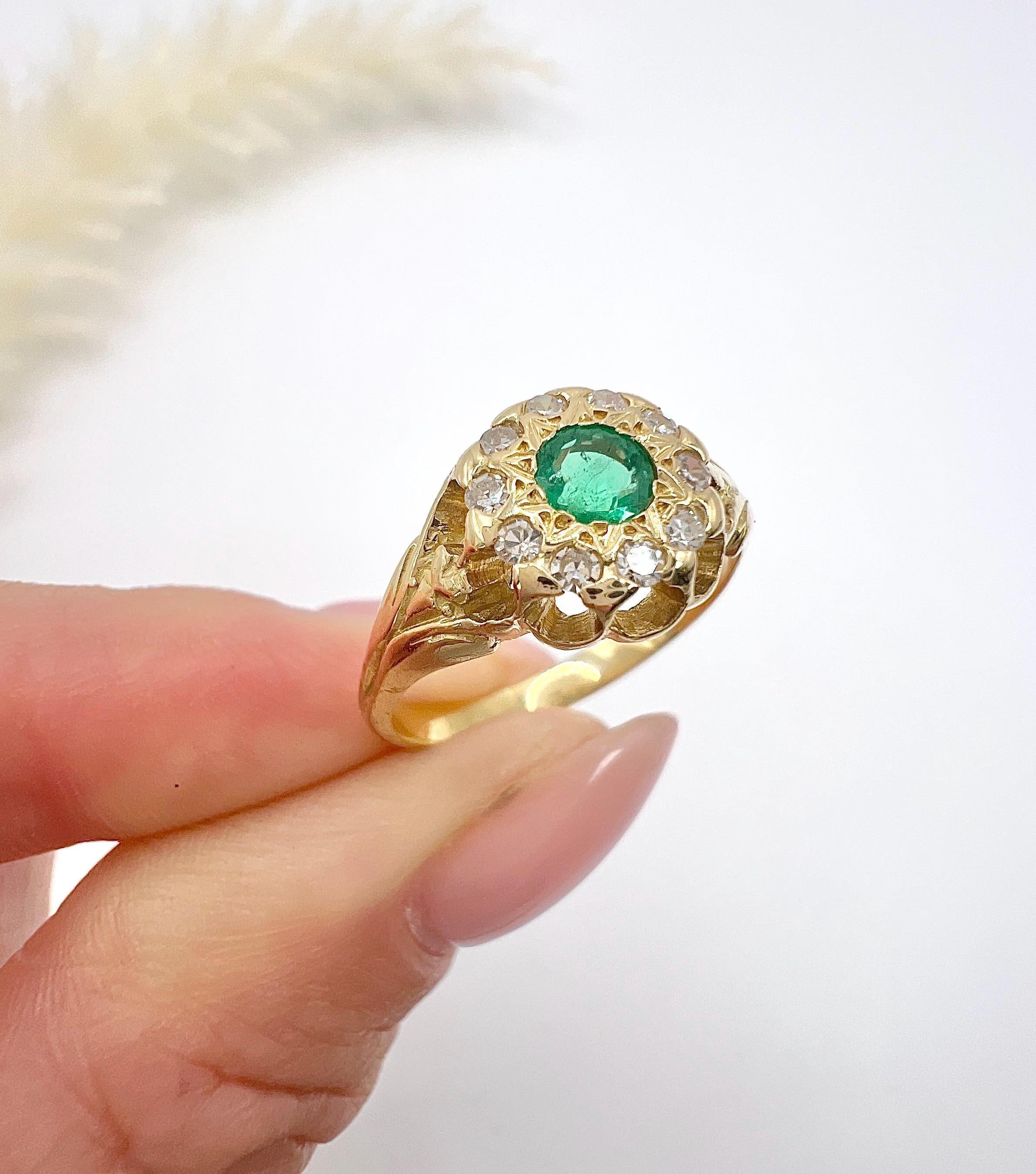 Antiker runder Cluster-Ring aus 18 Karat Gelbgold, edwardianischem Smaragd und Diamant im Angebot 1