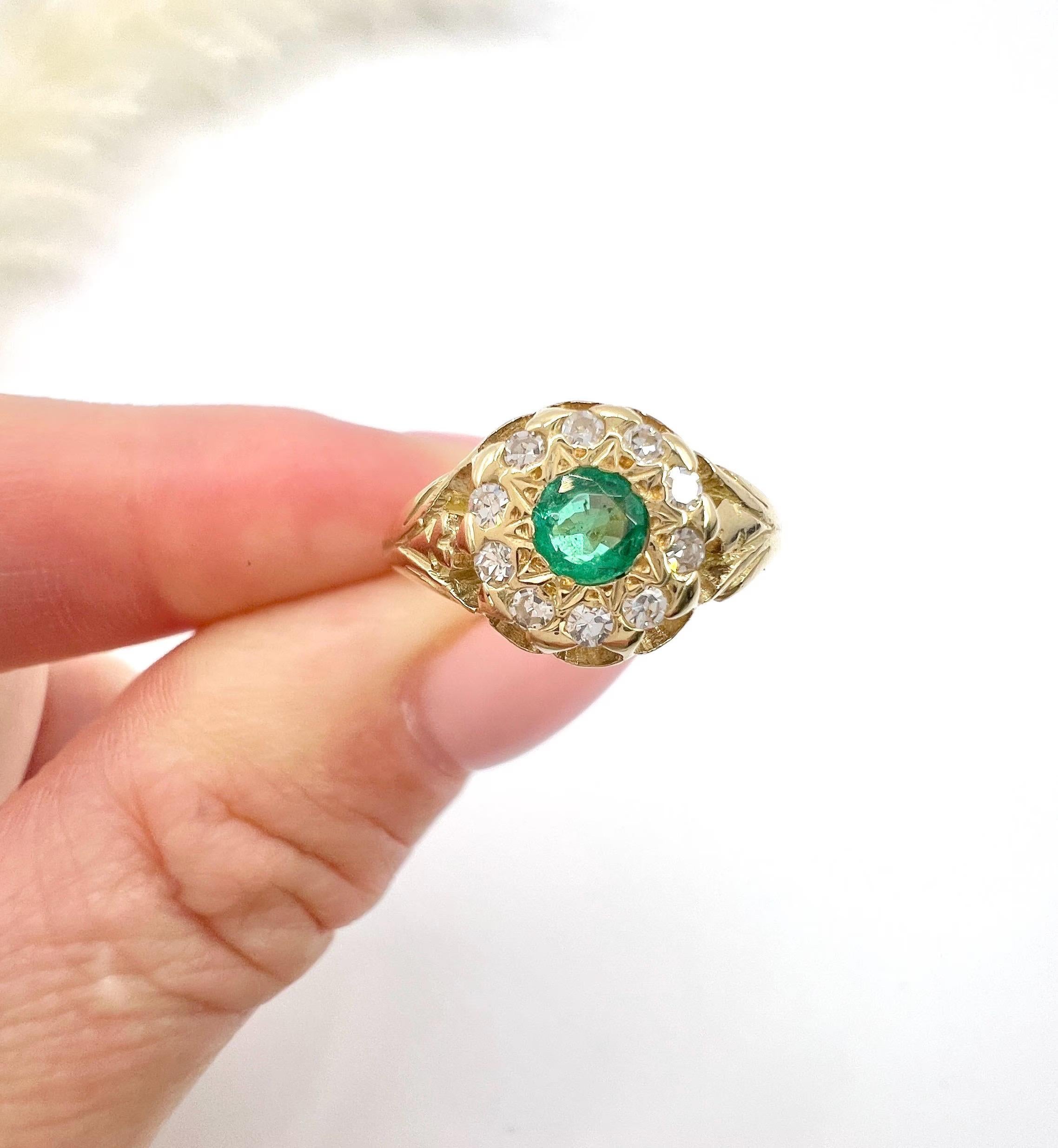 Antiker runder Cluster-Ring aus 18 Karat Gelbgold, edwardianischem Smaragd und Diamant im Angebot 3