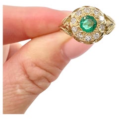 Bague ancienne en or jaune 18 carats, émeraude édouardienne et diamants en grappe ronde