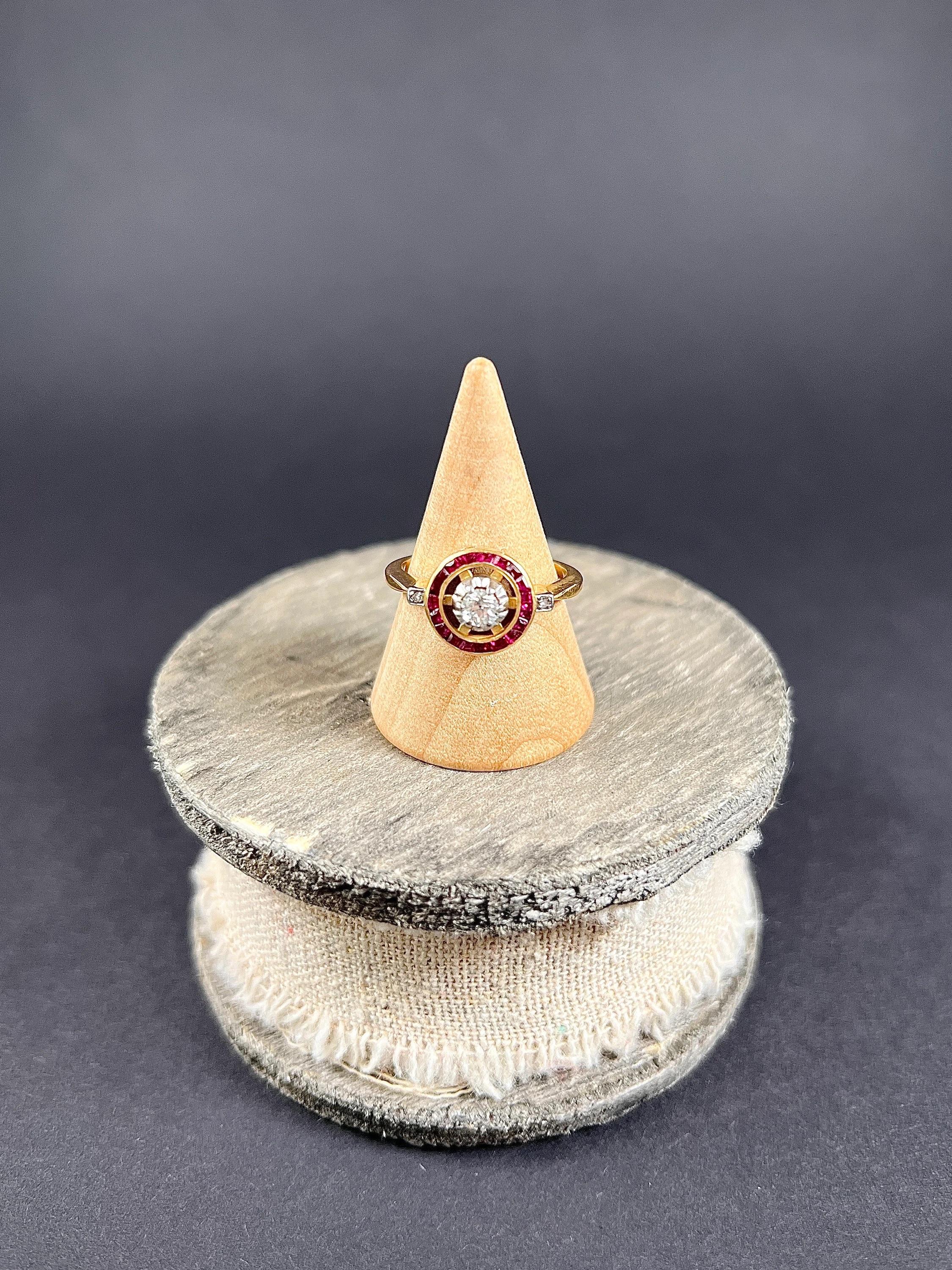 Antique 18ct Yellow Gold, Edwardian era Calibrated Ruby & Diamond Target Ring For Sale 2