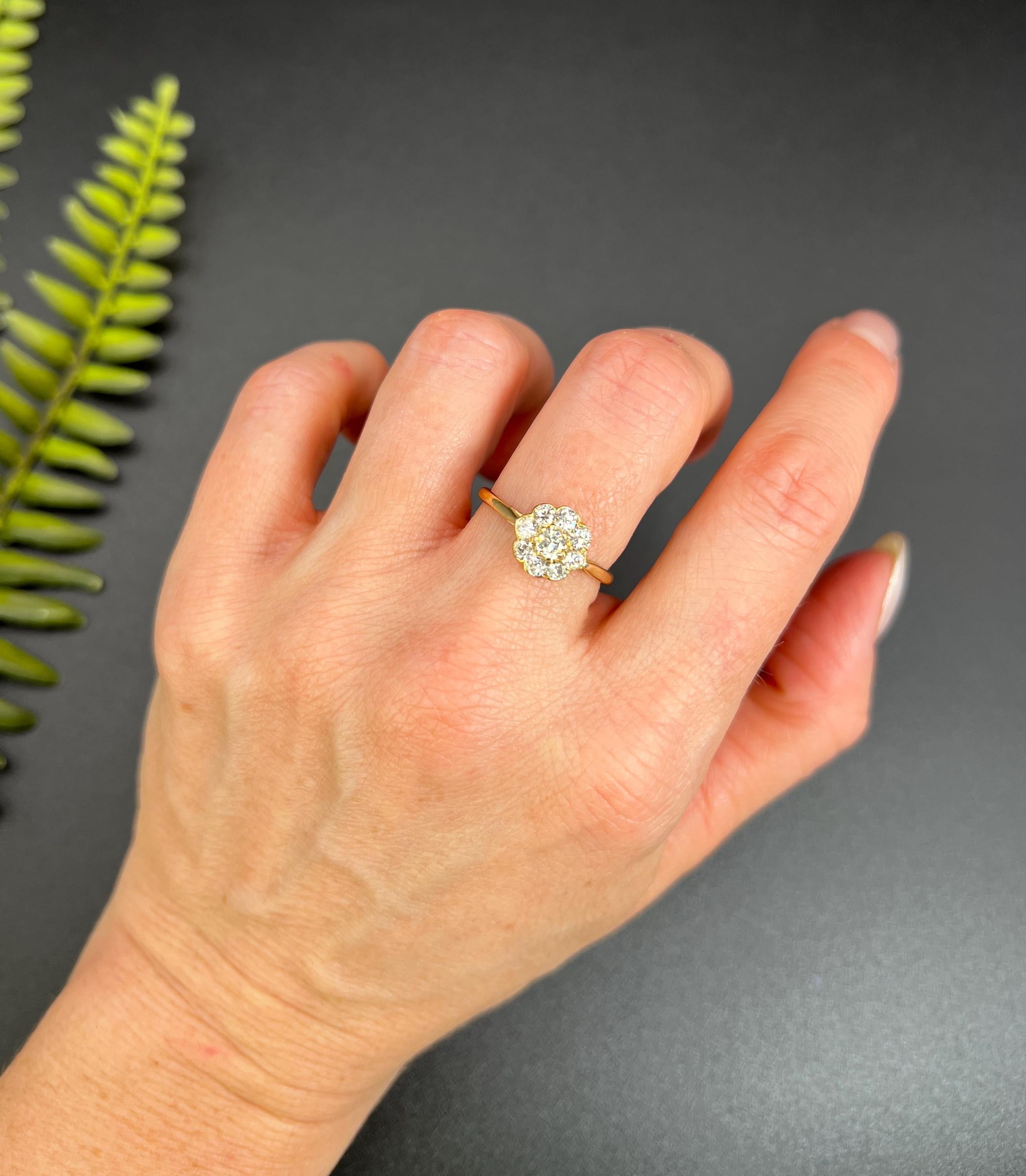 Bague ancienne en or jaune 18ct, d'époque édouardienne, à grappe de marguerites en diamant en vente 4