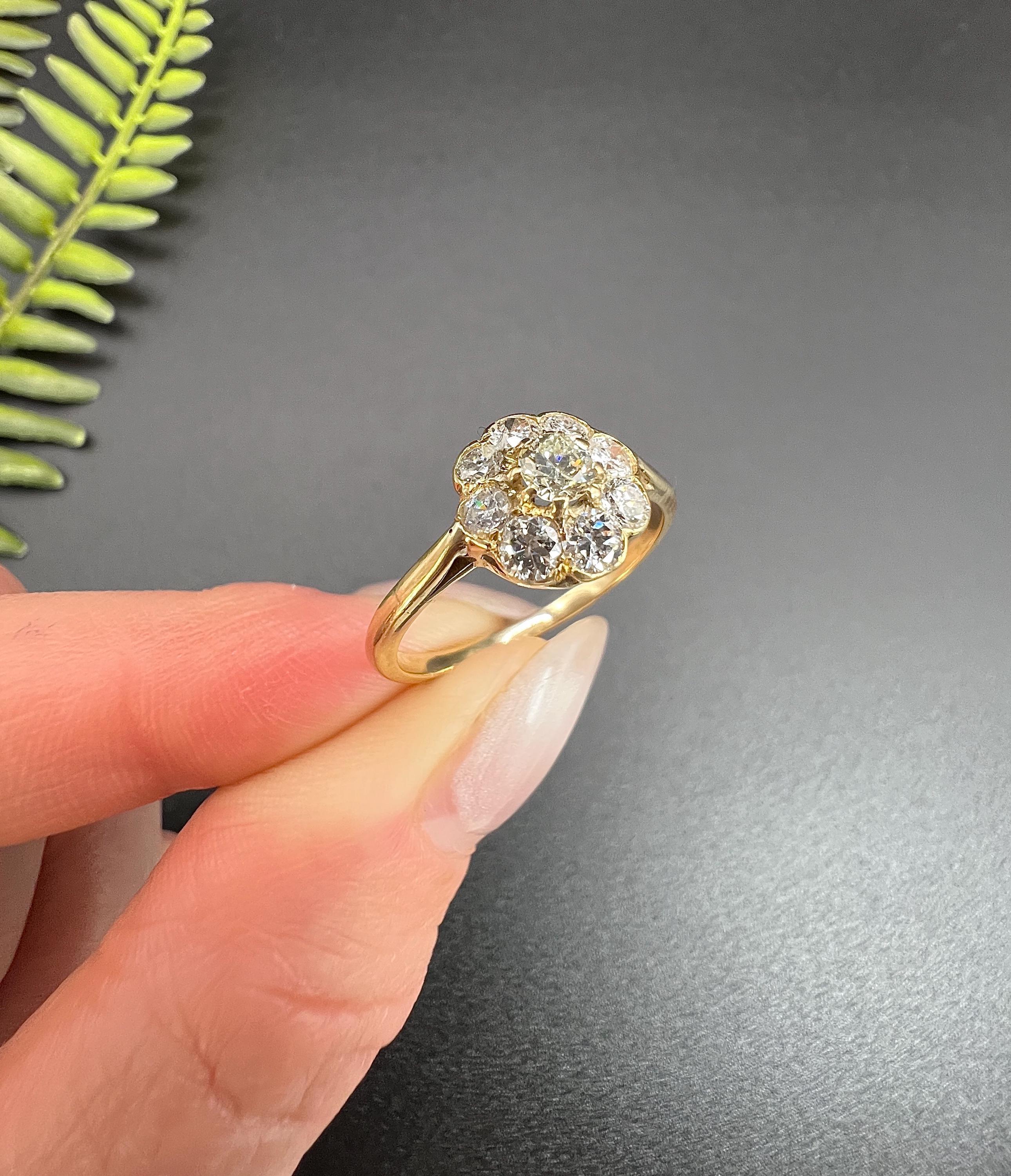 Bague ancienne en or jaune 18ct, d'époque édouardienne, à grappe de marguerites en diamant en vente 5