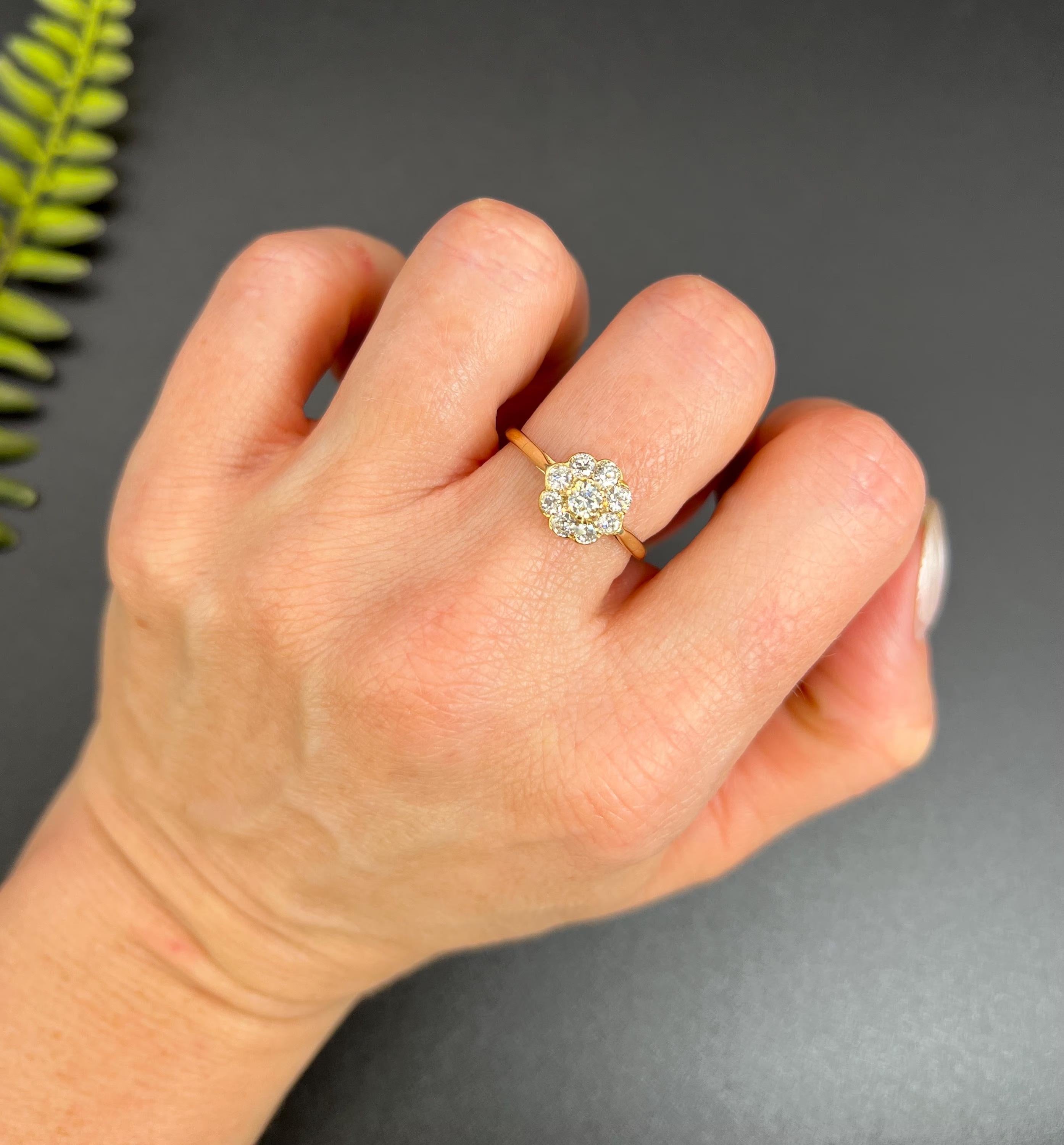 Édouardien Bague ancienne en or jaune 18ct, d'époque édouardienne, à grappe de marguerites en diamant en vente