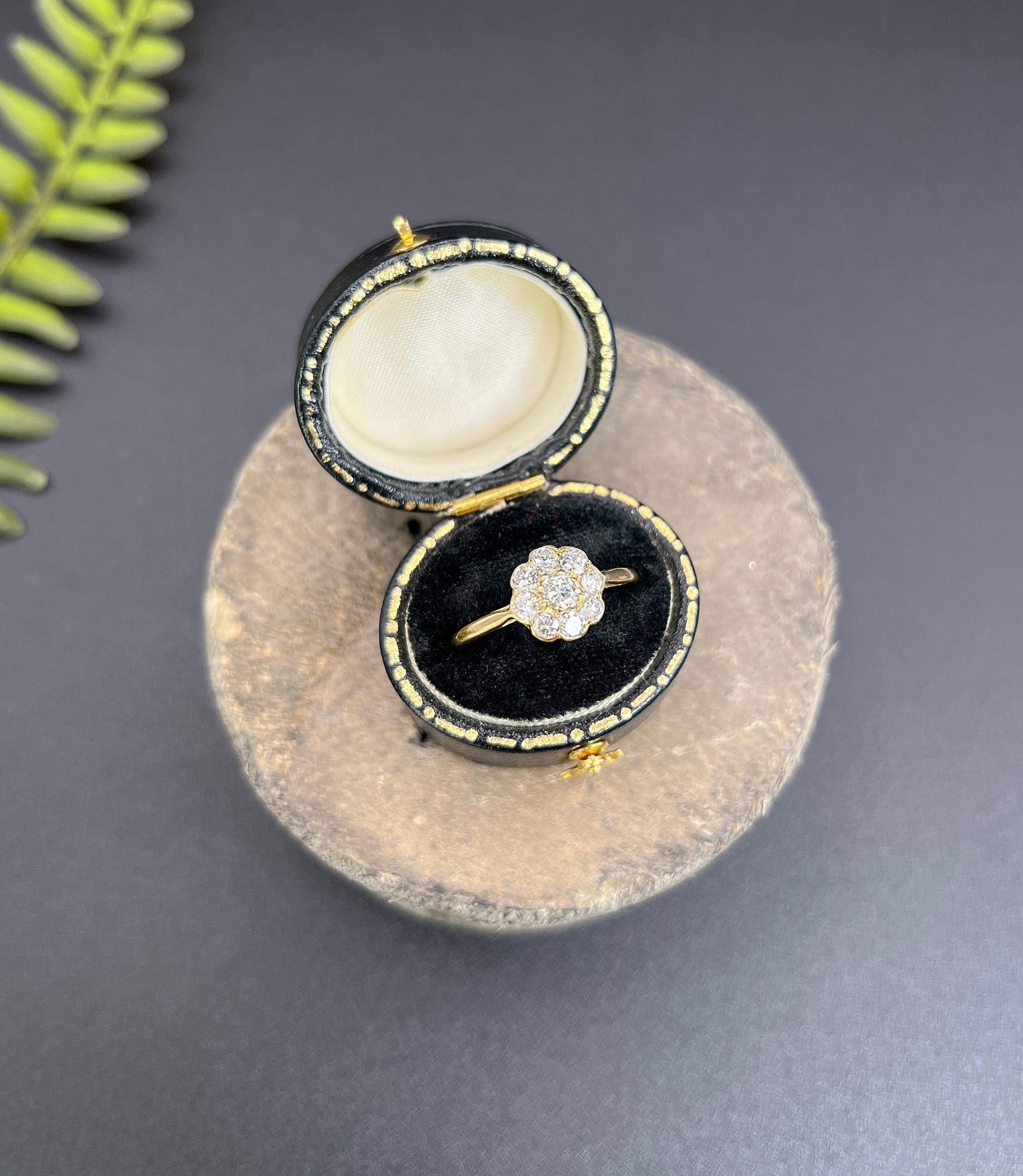 Taille brillant Bague ancienne en or jaune 18ct, d'époque édouardienne, à grappe de marguerites en diamant en vente