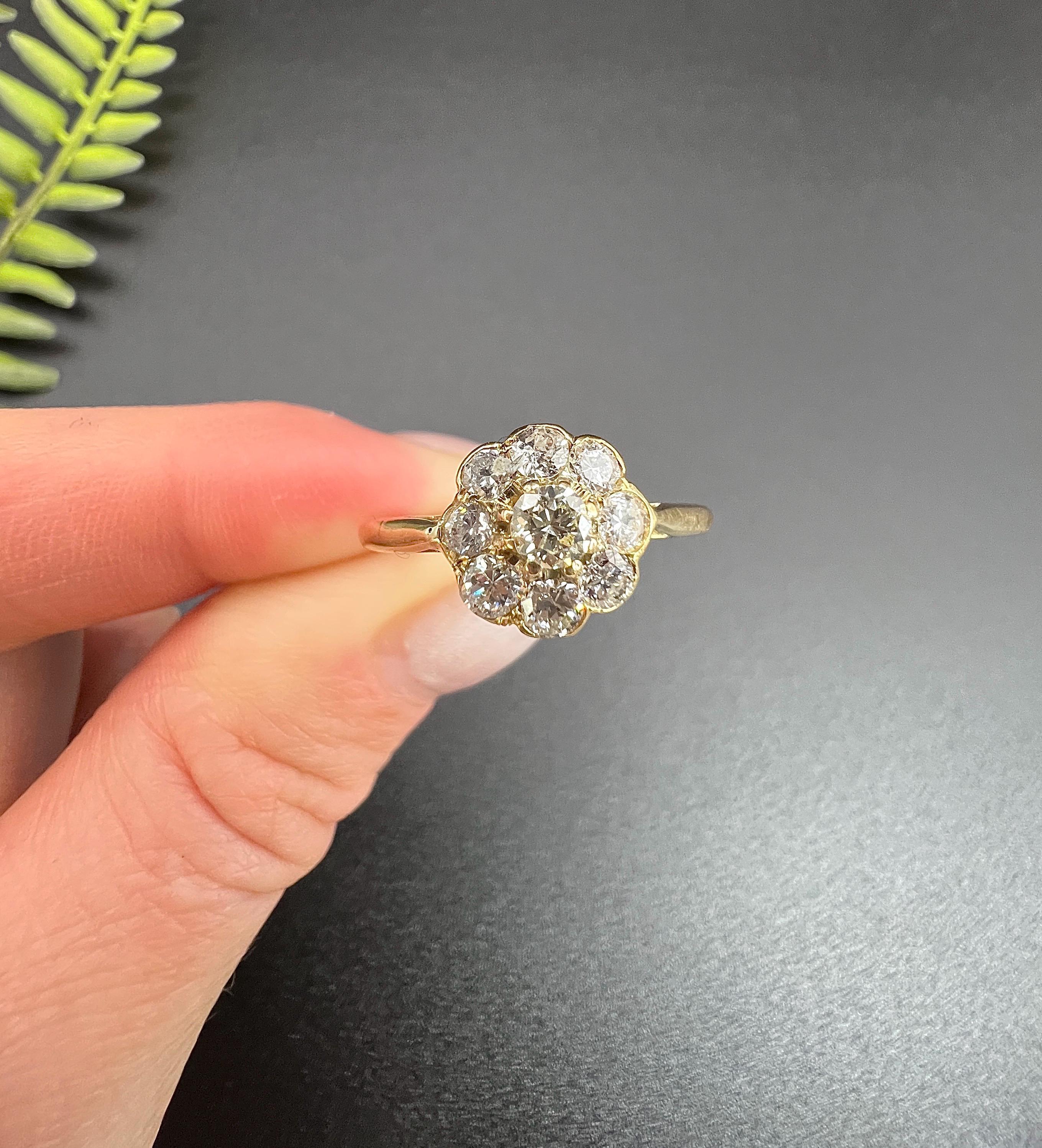 Bague ancienne en or jaune 18ct, d'époque édouardienne, à grappe de marguerites en diamant Unisexe en vente