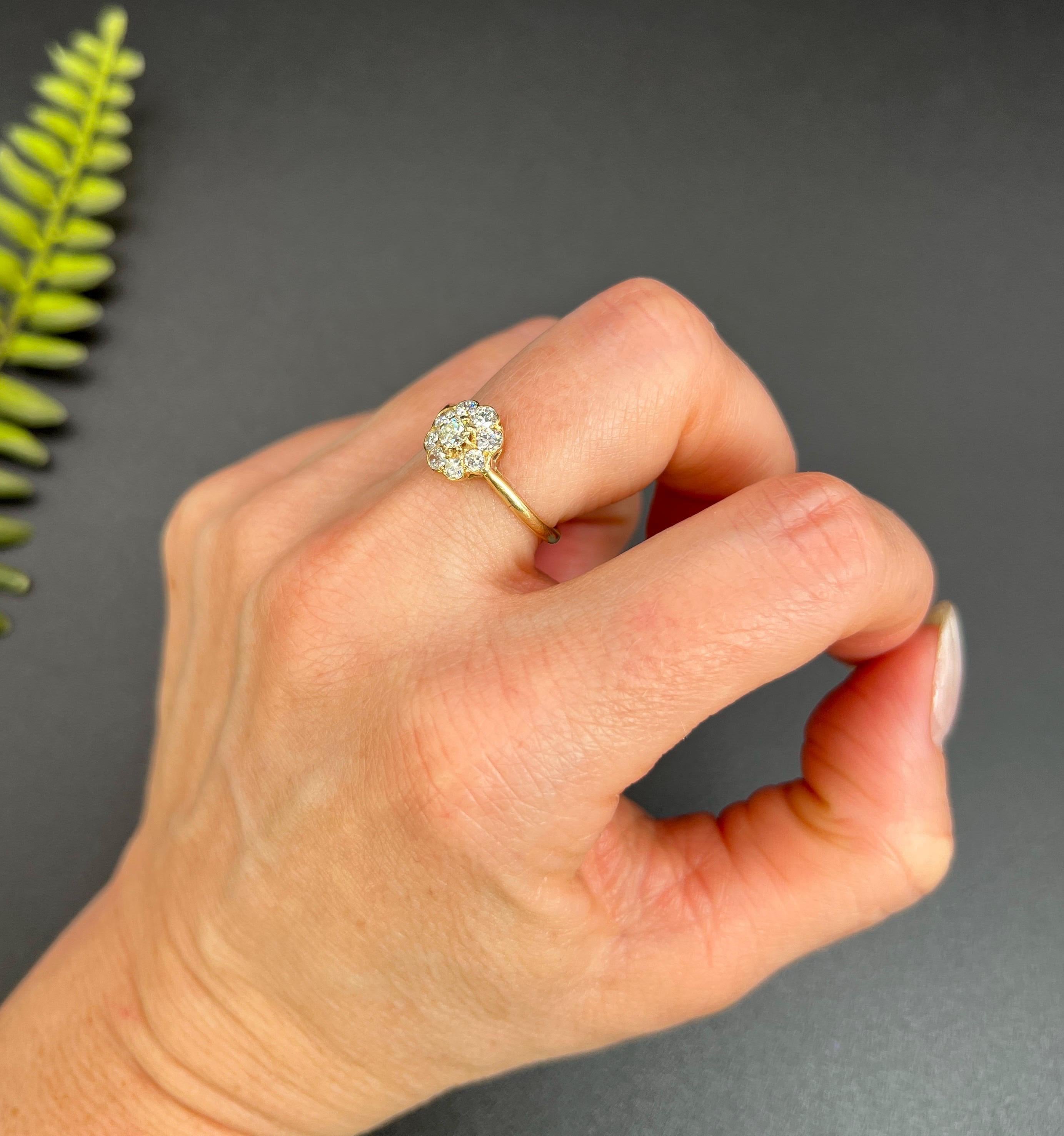 Bague ancienne en or jaune 18ct, d'époque édouardienne, à grappe de marguerites en diamant en vente 1