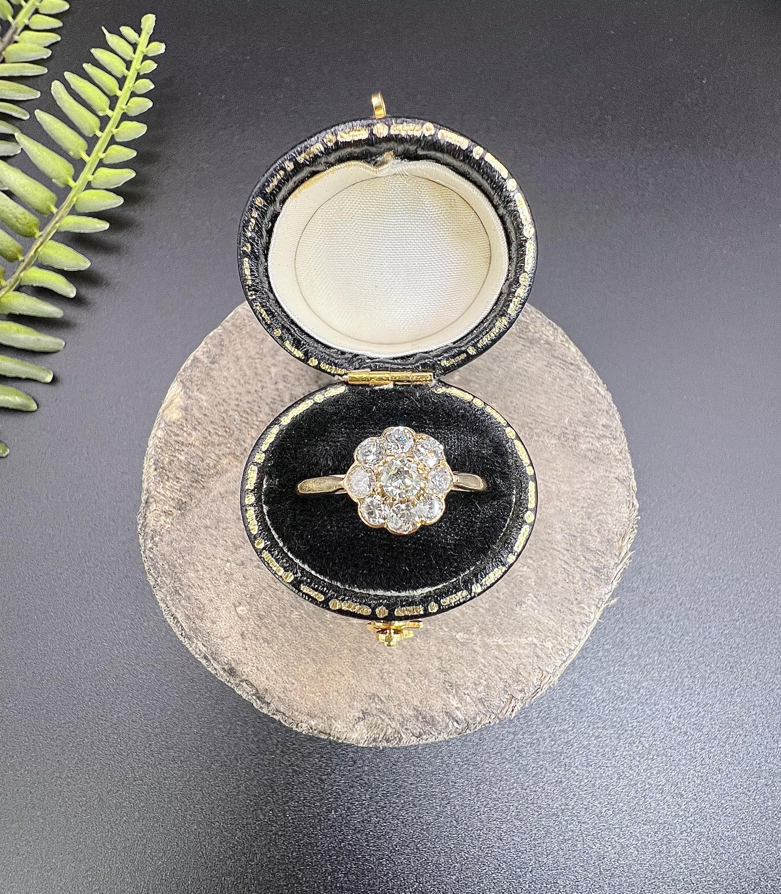 Bague ancienne en or jaune 18ct, d'époque édouardienne, à grappe de marguerites en diamant en vente 2