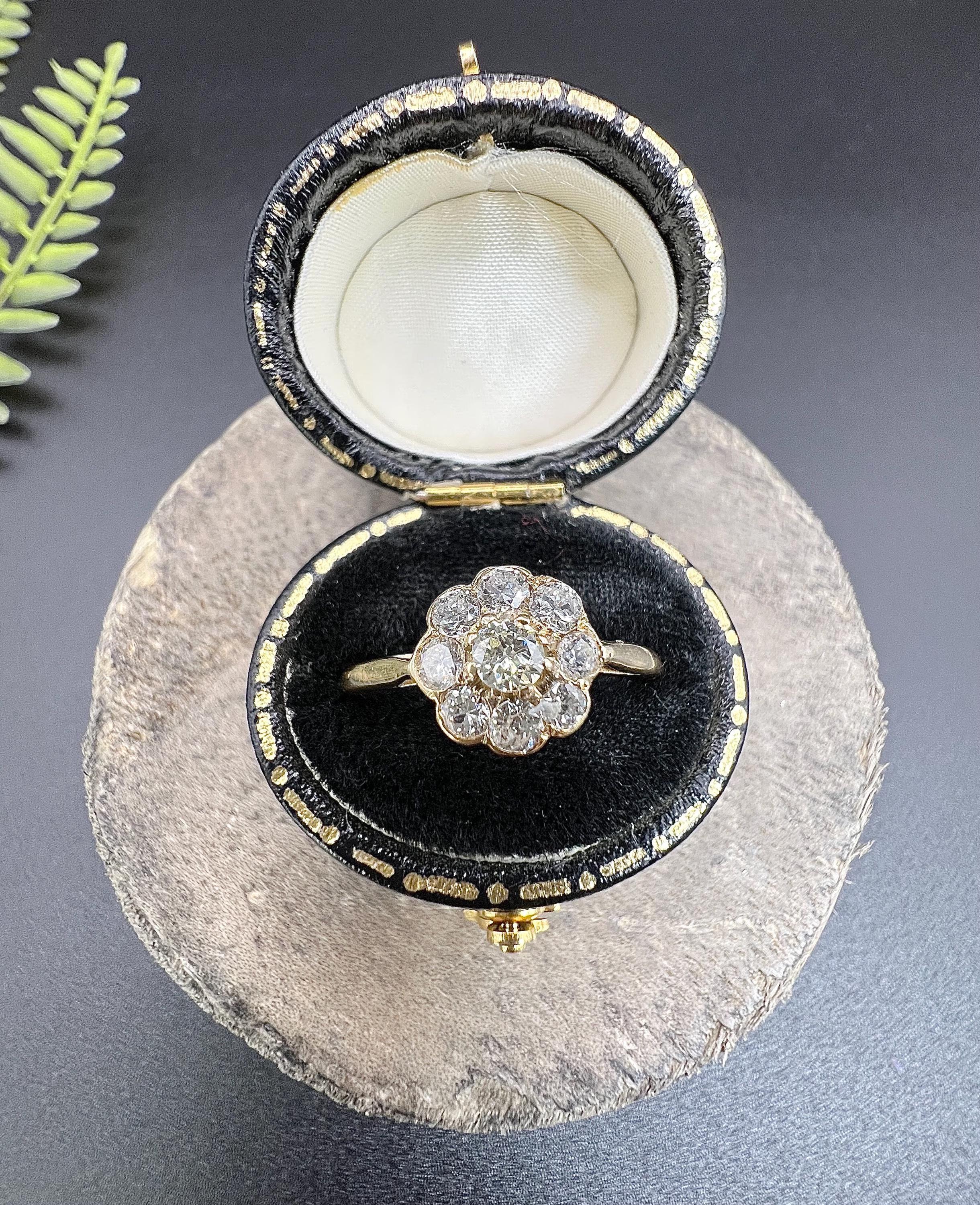 Bague ancienne en or jaune 18ct, d'époque édouardienne, à grappe de marguerites en diamant en vente 3