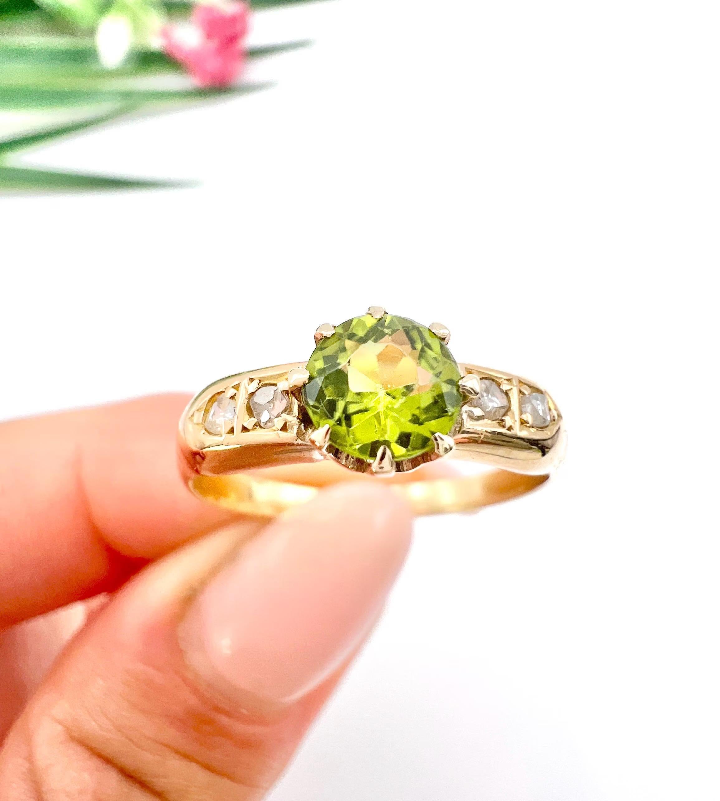 Bague ancienne en or jaune 18ct, péridot et diamant d'époque édouardienne en vente 4