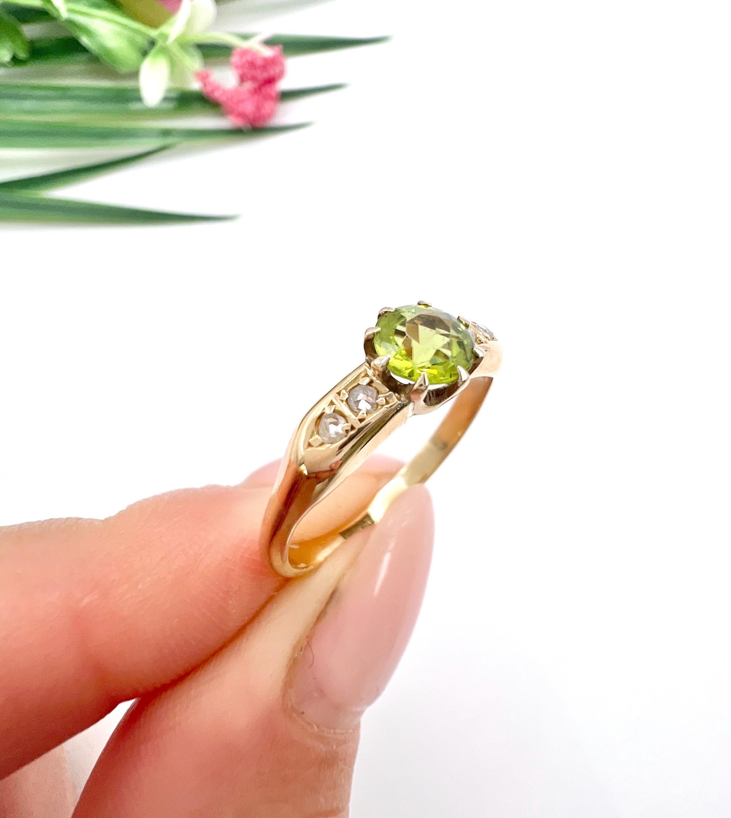 Bague antique en péridot 

Or jaune 18ct

Circa 1910

Voici une superbe bague de l'époque Eleg en or jaune 18ct, un mélange parfait d'élégance et d'histoire. Cette pièce exquise est ornée d'un fascinant péridot rond facetté en guise de pierre
