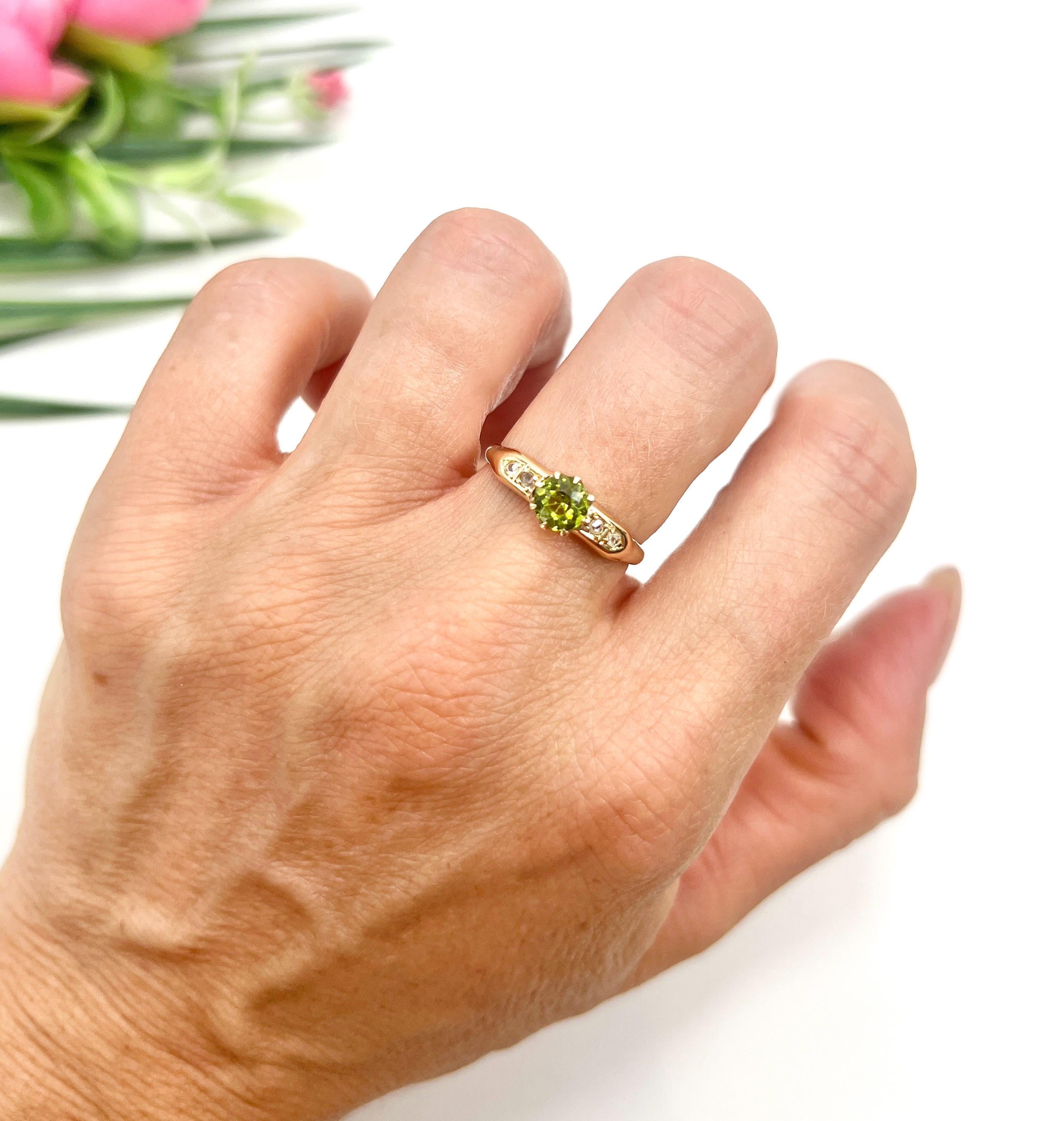 Édouardien Bague ancienne en or jaune 18ct, péridot et diamant d'époque édouardienne en vente