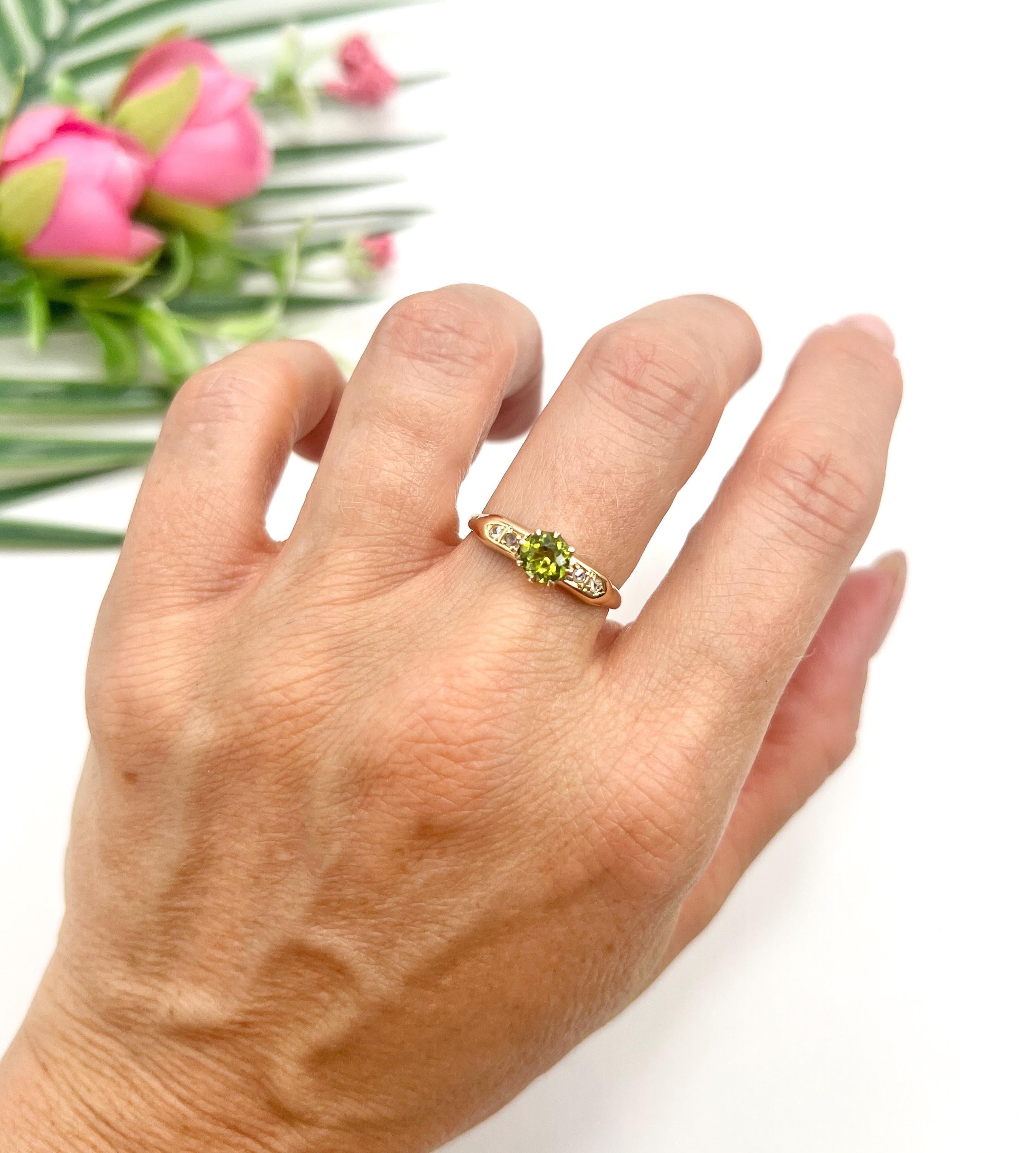 Taille ronde Bague ancienne en or jaune 18ct, péridot et diamant d'époque édouardienne en vente