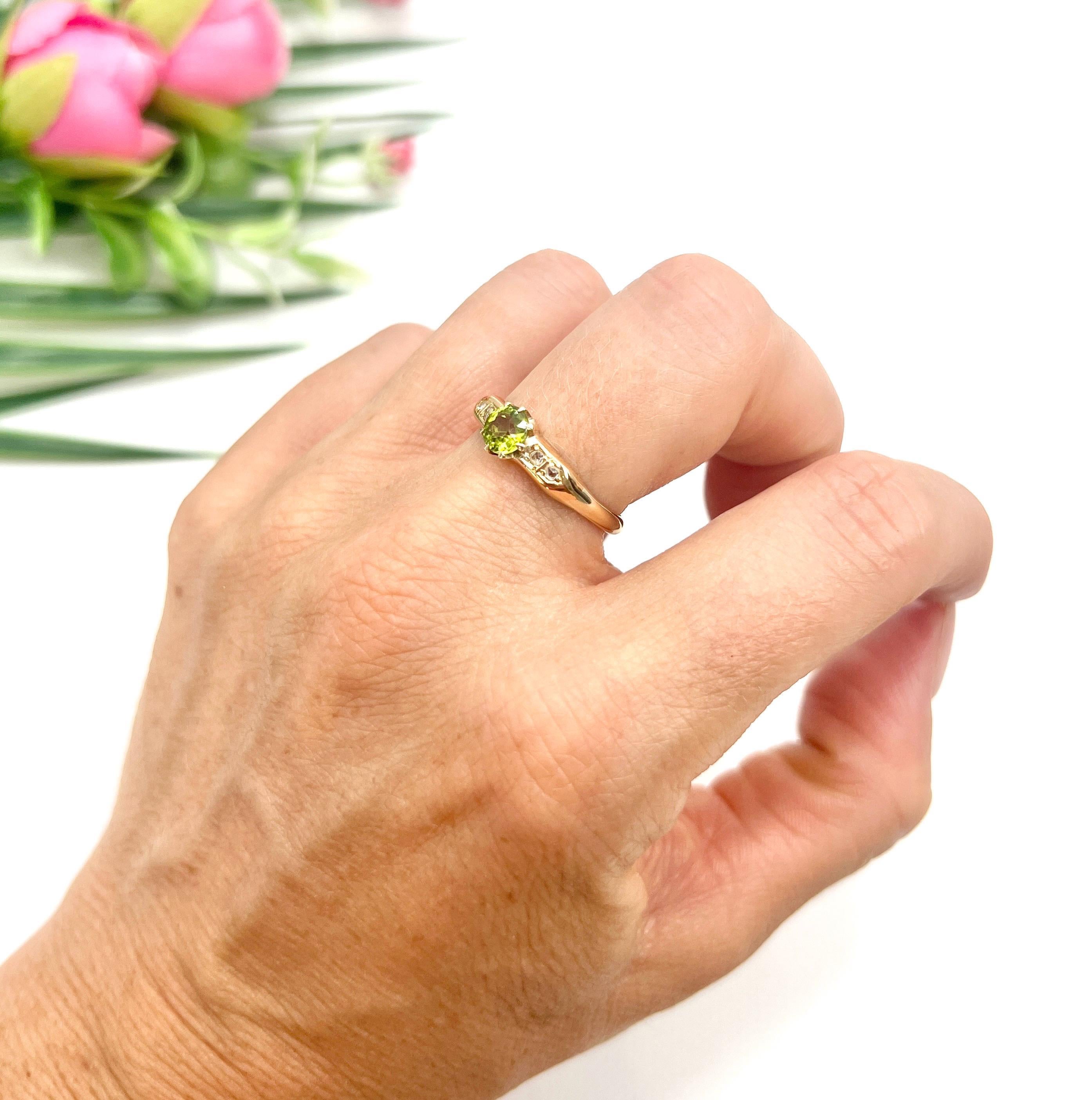 Bague ancienne en or jaune 18ct, péridot et diamant d'époque édouardienne Bon état - En vente à Brighton, GB