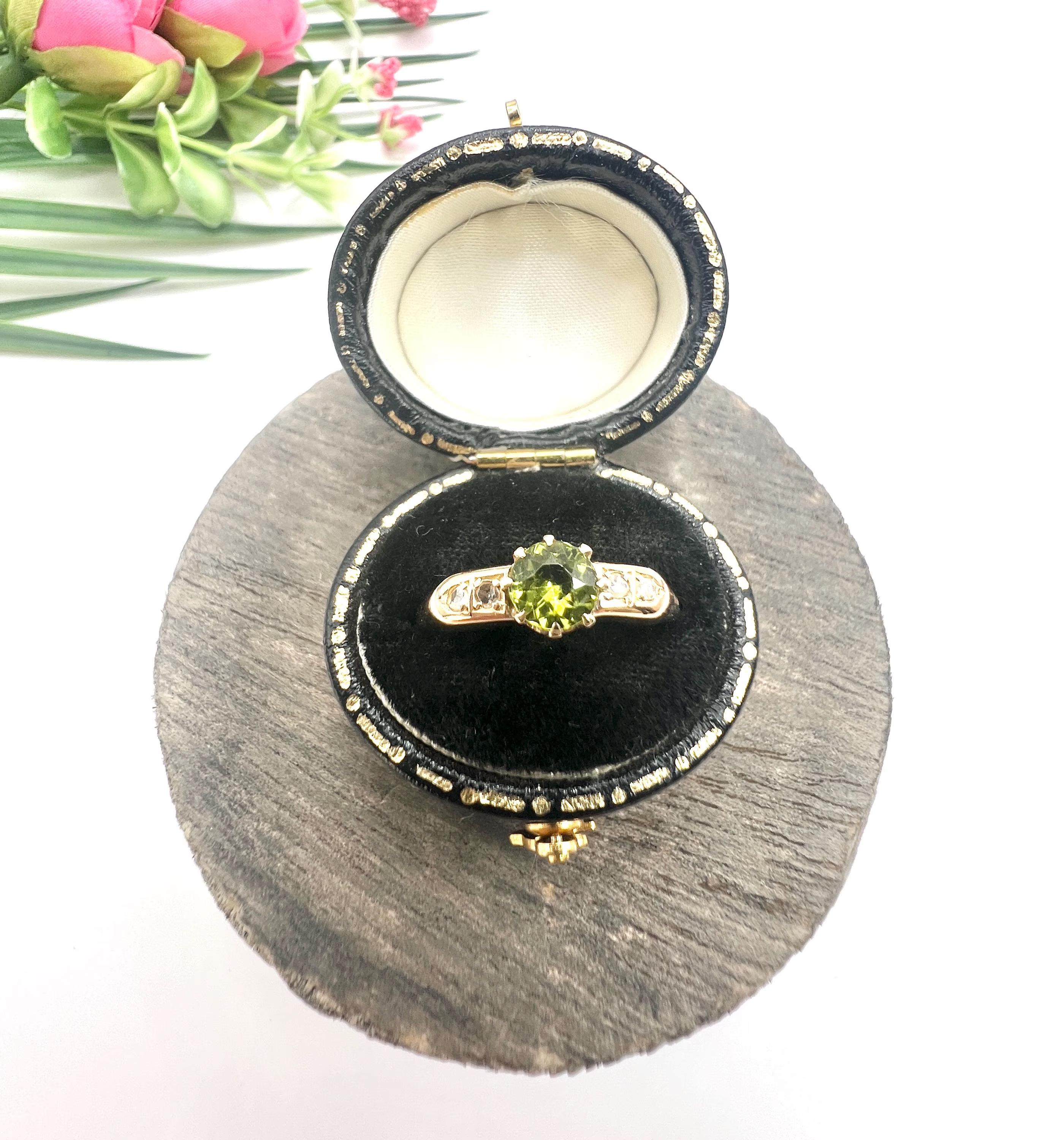 Bague ancienne en or jaune 18ct, péridot et diamant d'époque édouardienne Unisexe en vente