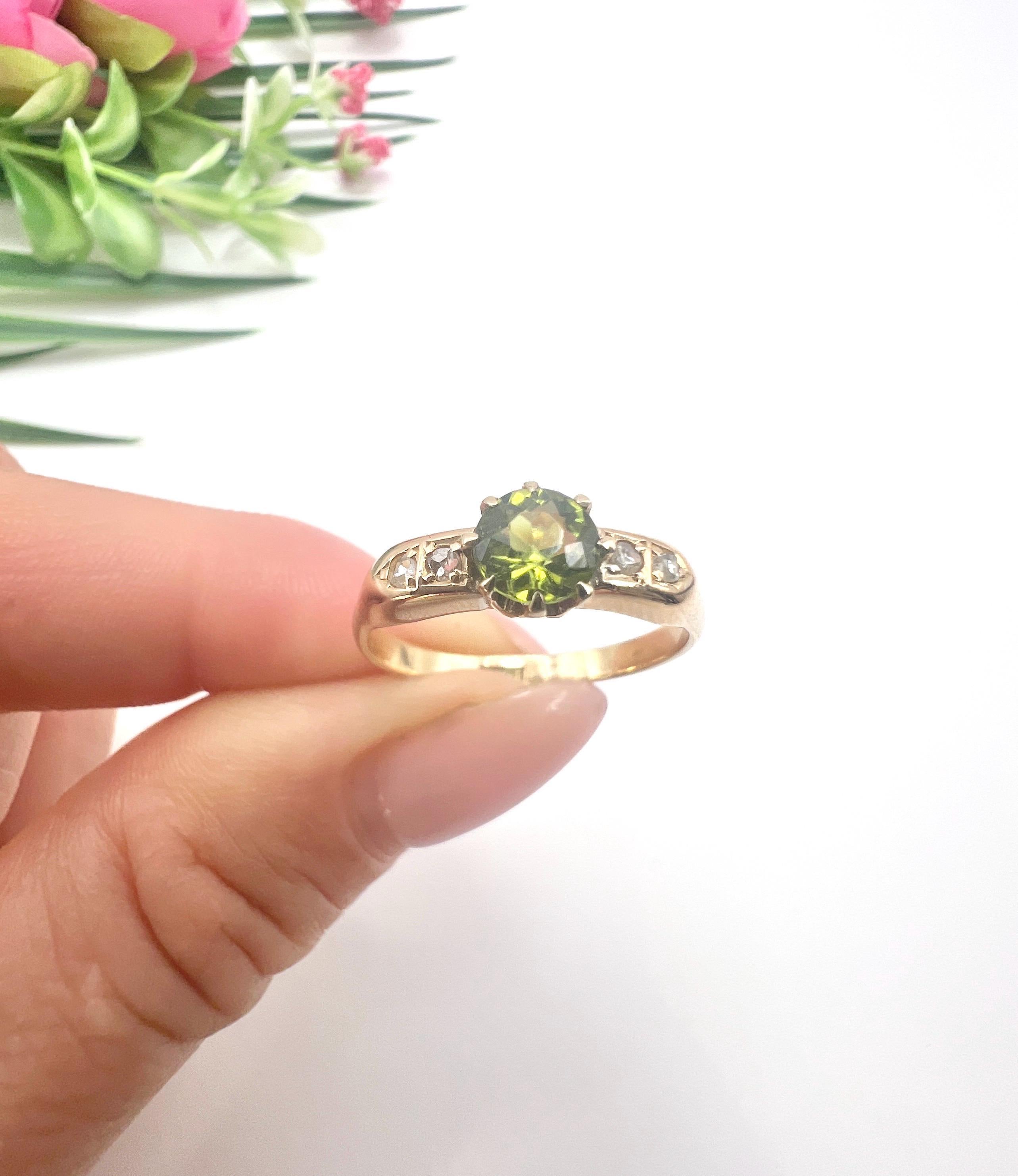 Bague ancienne en or jaune 18ct, péridot et diamant d'époque édouardienne en vente 2