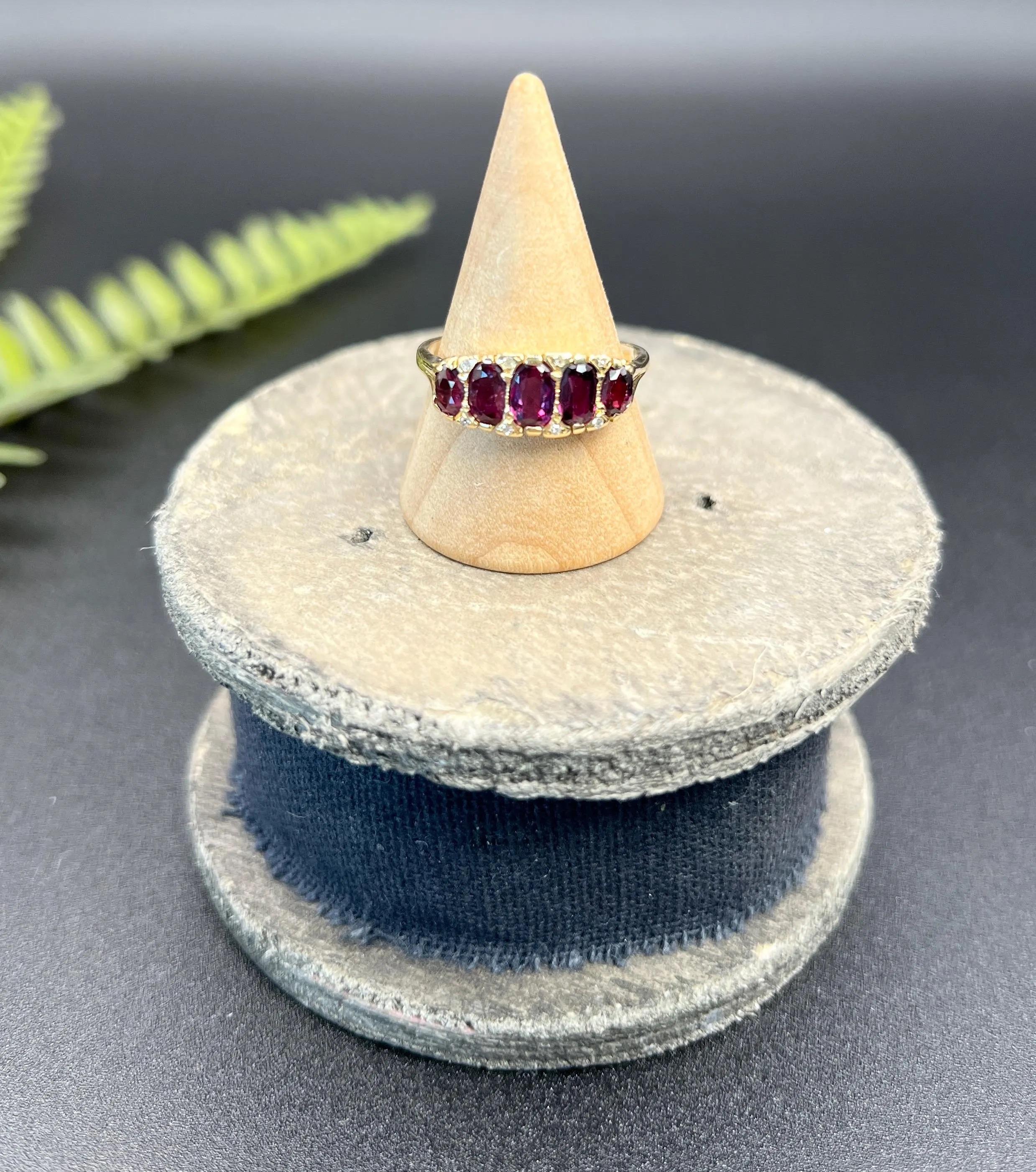 Anello antico in oro giallo 18ct, edoardiano con cinque pietre, granato e diamanti 5