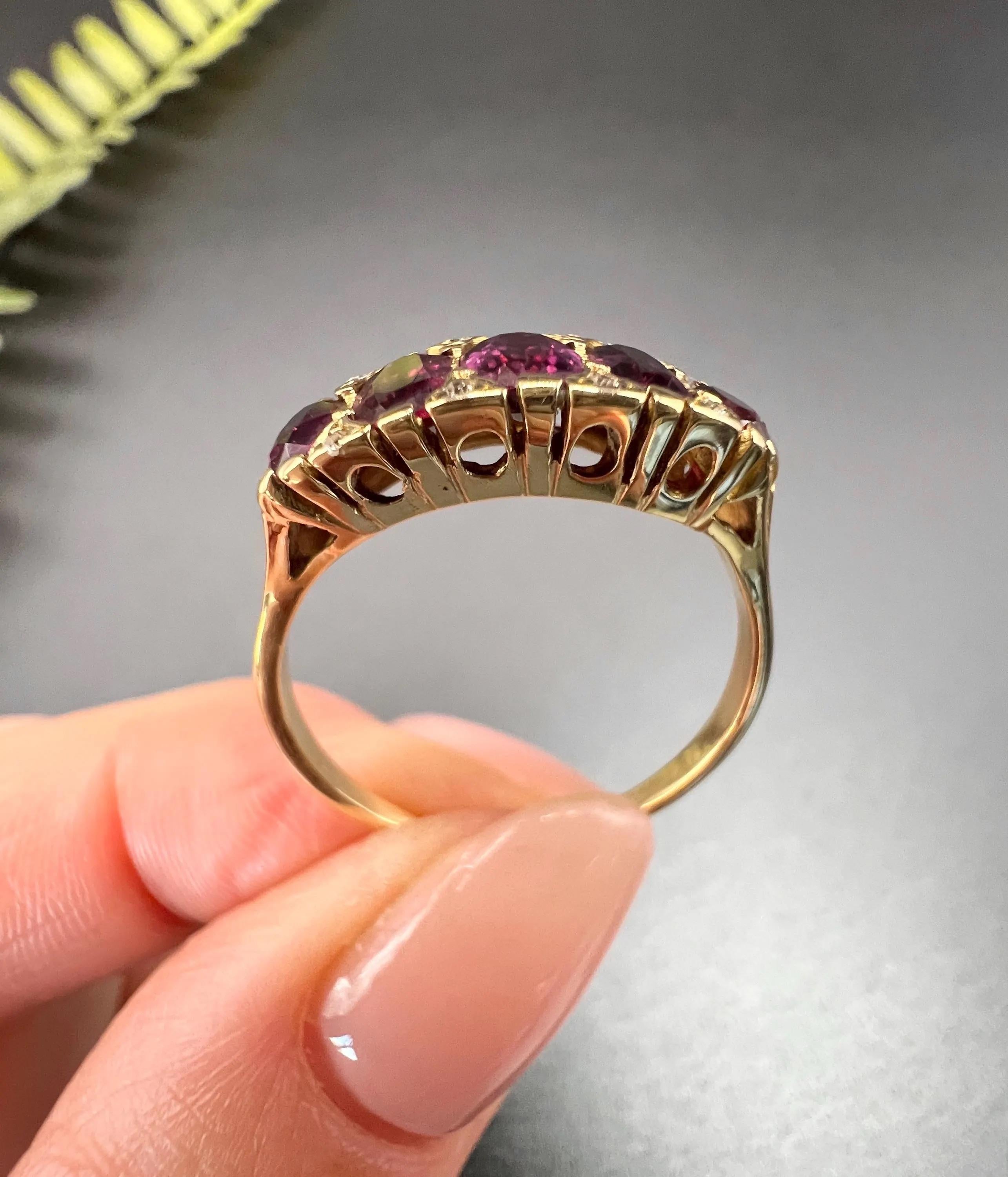 Anello di granato antico 

Oro 18ct stampato

Circa 1910

Questo splendido anello edoardiano a cinque pietre in oro 18ct sfoggia un design raffinato che cattura l'eleganza dell'epoca. L'anello presenta cinque brillanti granati di forma ovale, ognuno