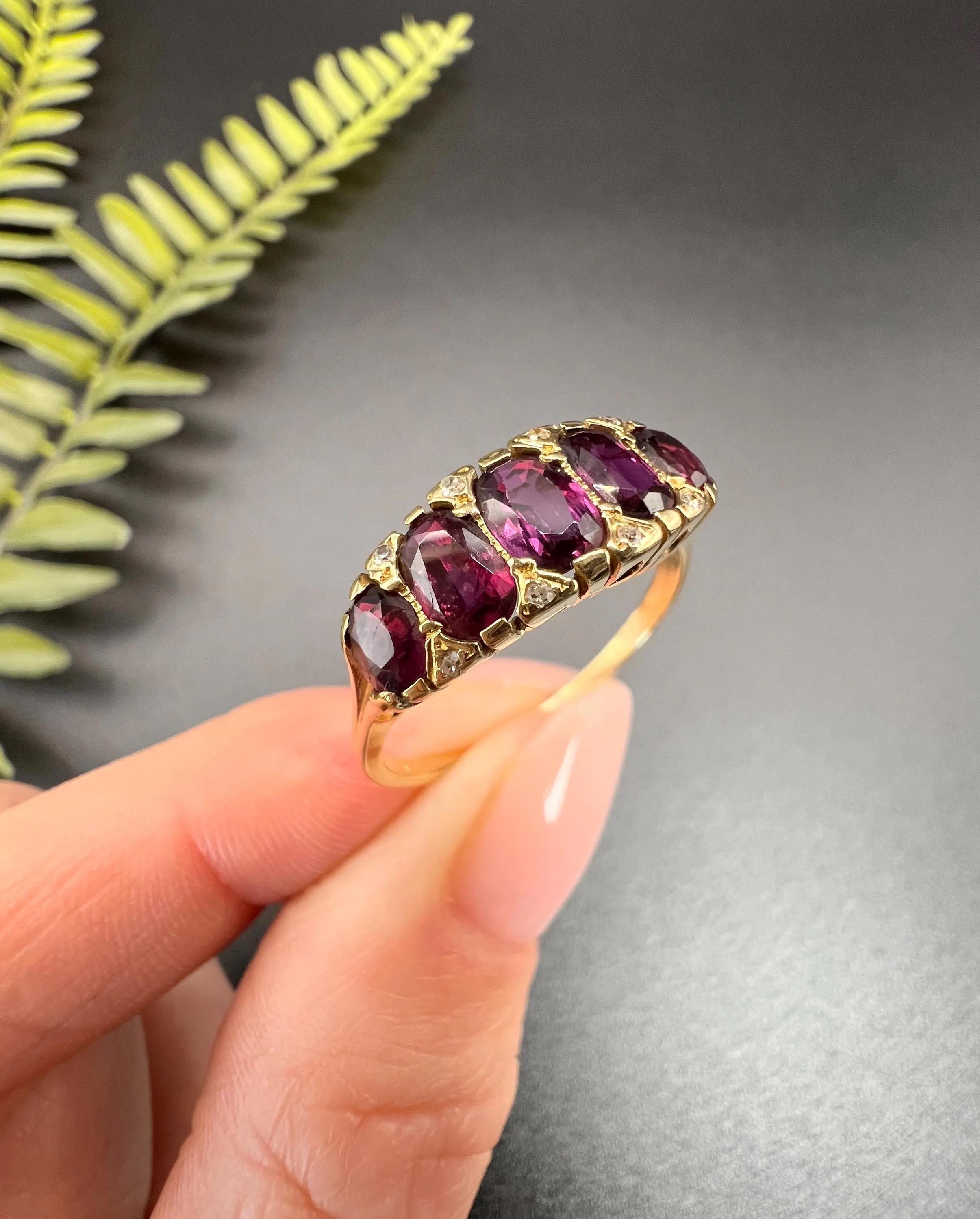 Edoardiano Anello antico in oro giallo 18ct, edoardiano con cinque pietre, granato e diamanti