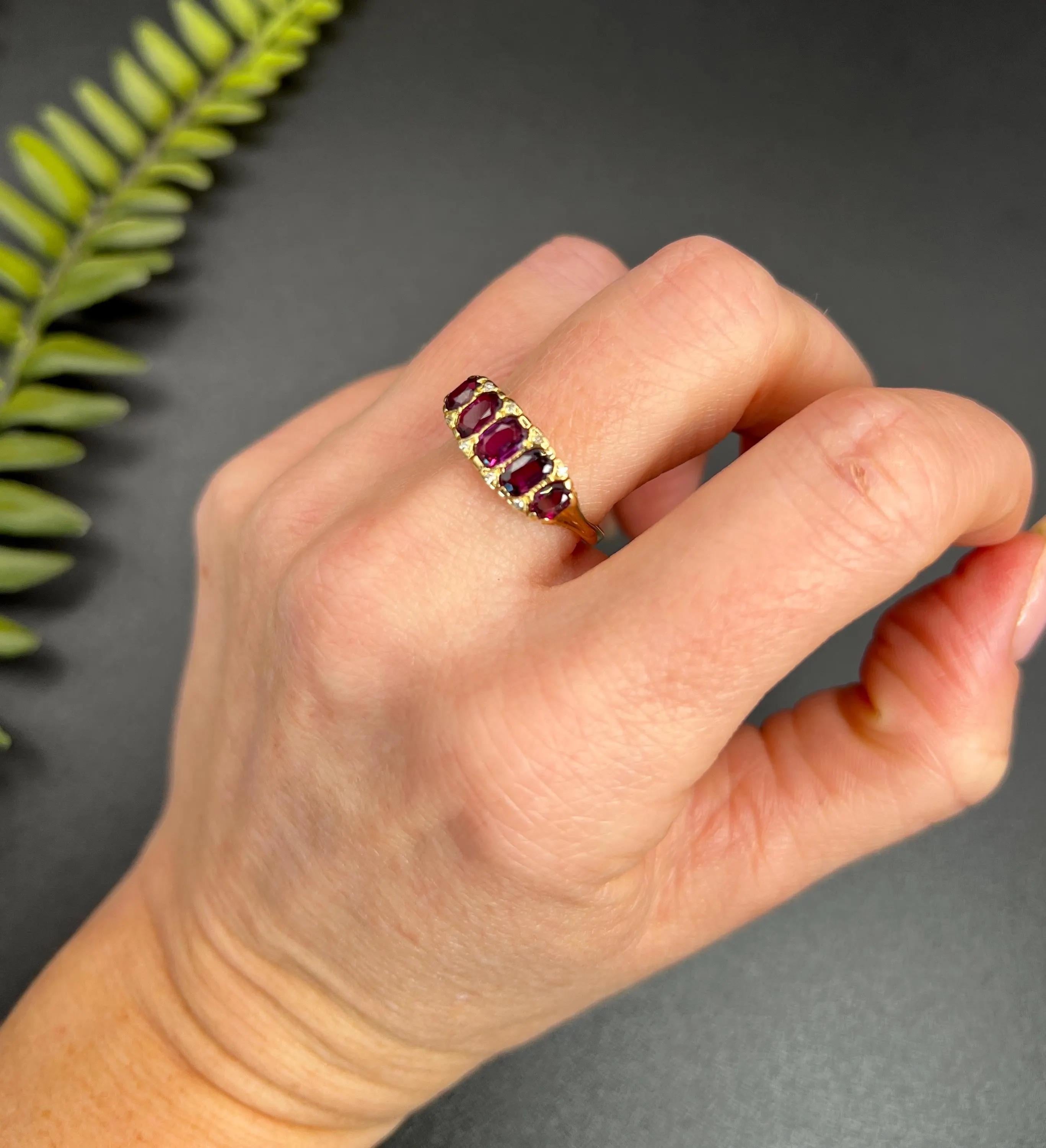 Taglio ovale Anello antico in oro giallo 18ct, edoardiano con cinque pietre, granato e diamanti