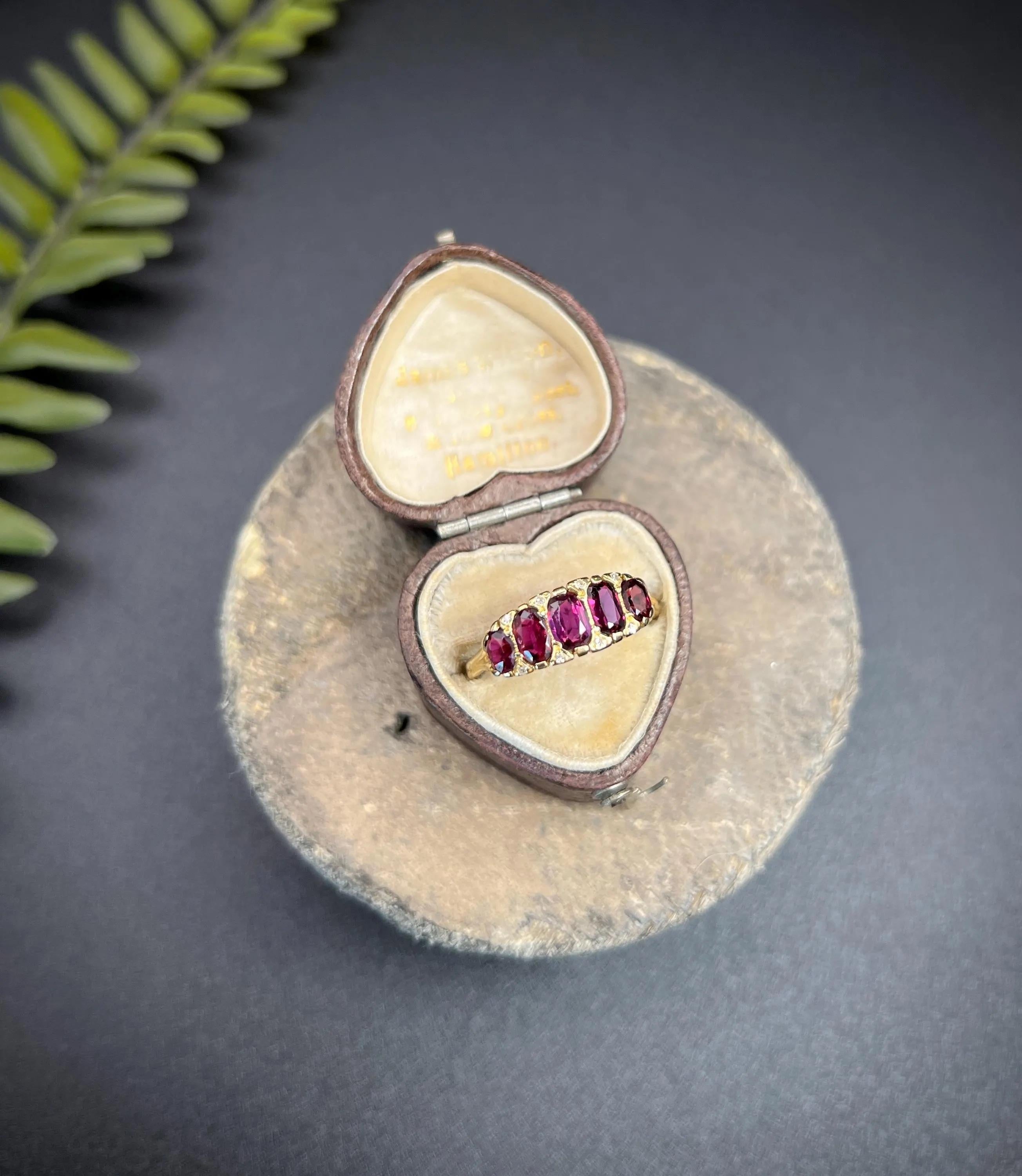 Anello antico in oro giallo 18ct, edoardiano con cinque pietre, granato e diamanti In condizioni buone a Brighton, GB