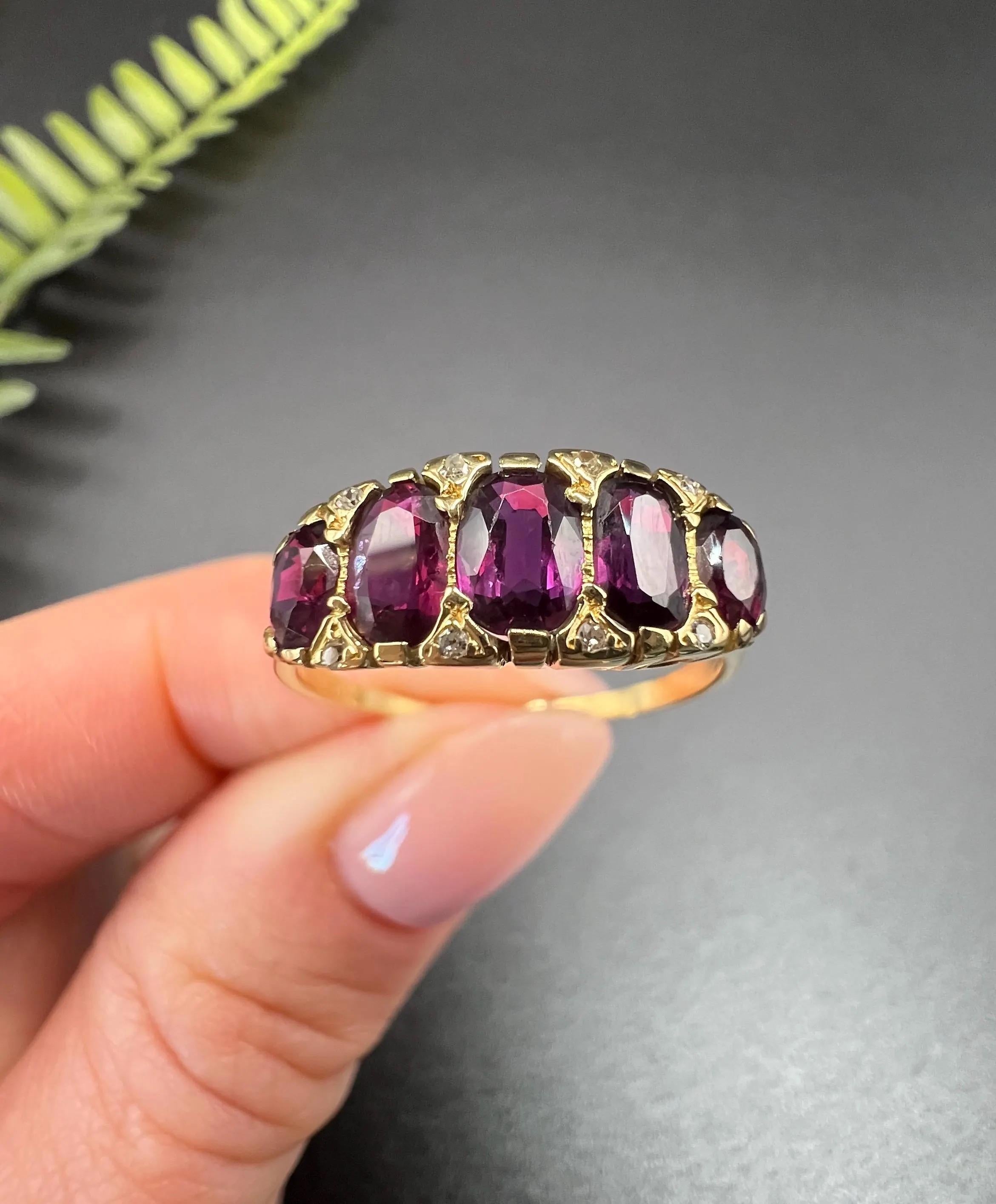 Anello antico in oro giallo 18ct, edoardiano con cinque pietre, granato e diamanti 1