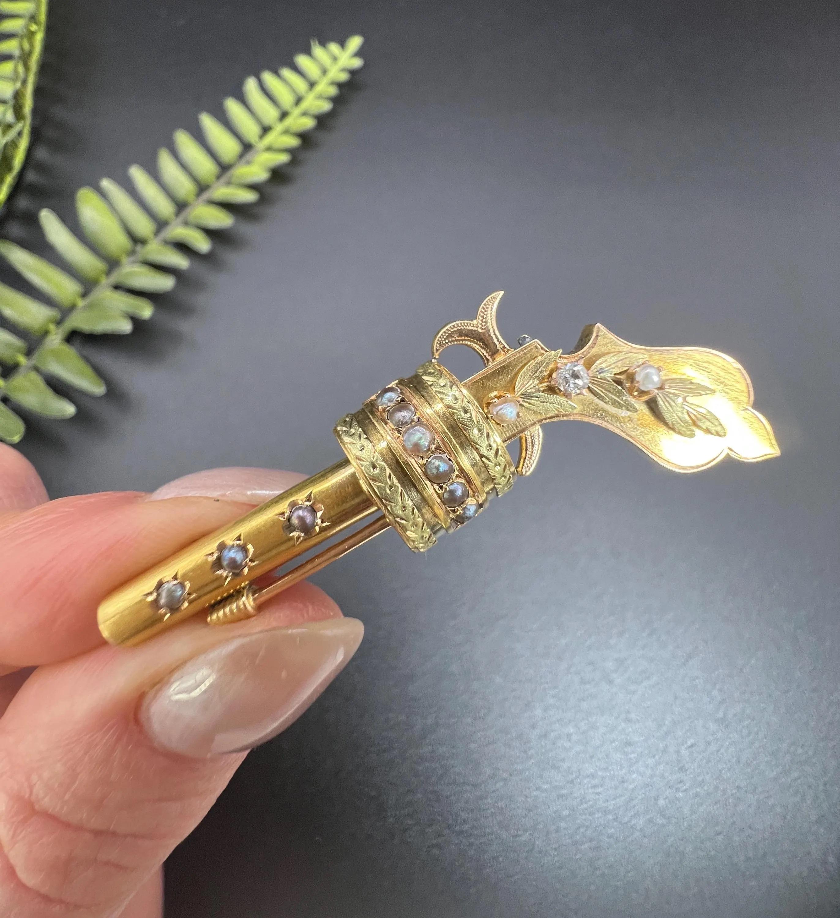 Antique 18ct Yellow Gold Edwardian Natural Seed Pearl & Diamond Gun Pistol Brooh In Good Condition For Sale In Brighton, GB