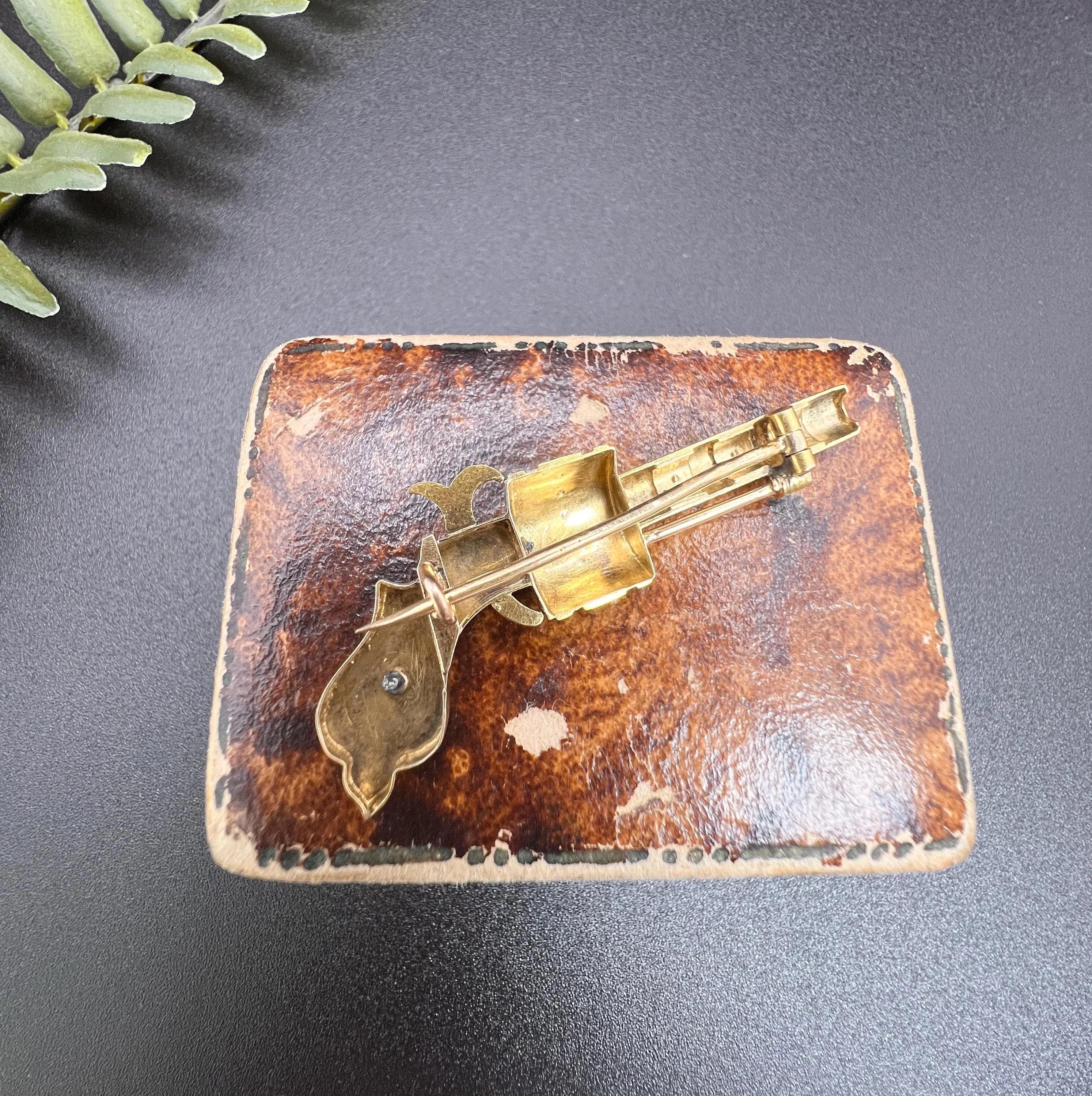 Women's or Men's Antique 18ct Yellow Gold Edwardian Natural Seed Pearl & Diamond Gun Pistol Brooh For Sale