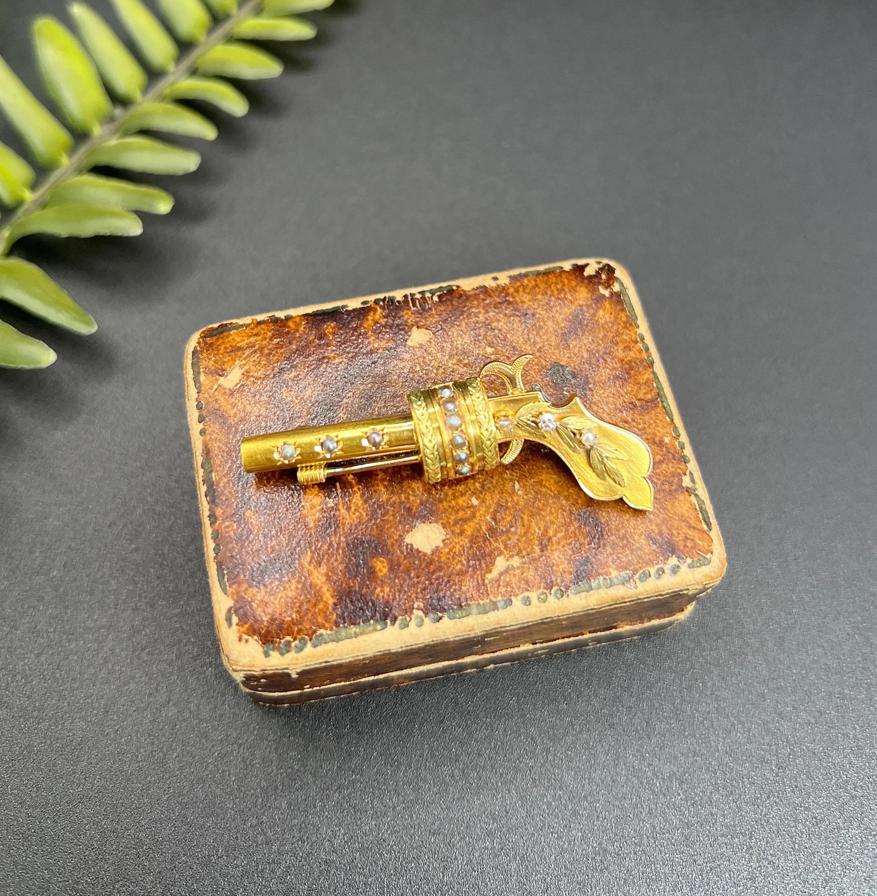 Antique 18ct Yellow Gold Edwardian Natural Seed Pearl & Diamond Gun Pistol Brooh For Sale 1