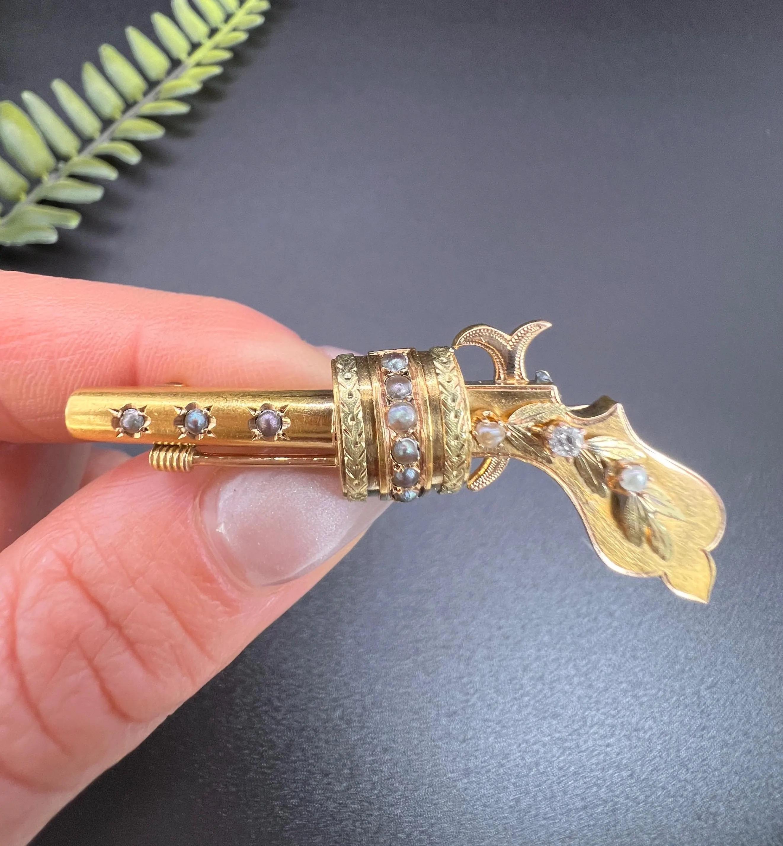 Antique 18ct Yellow Gold Edwardian Natural Seed Pearl & Diamond Gun Pistol Brooh For Sale 2