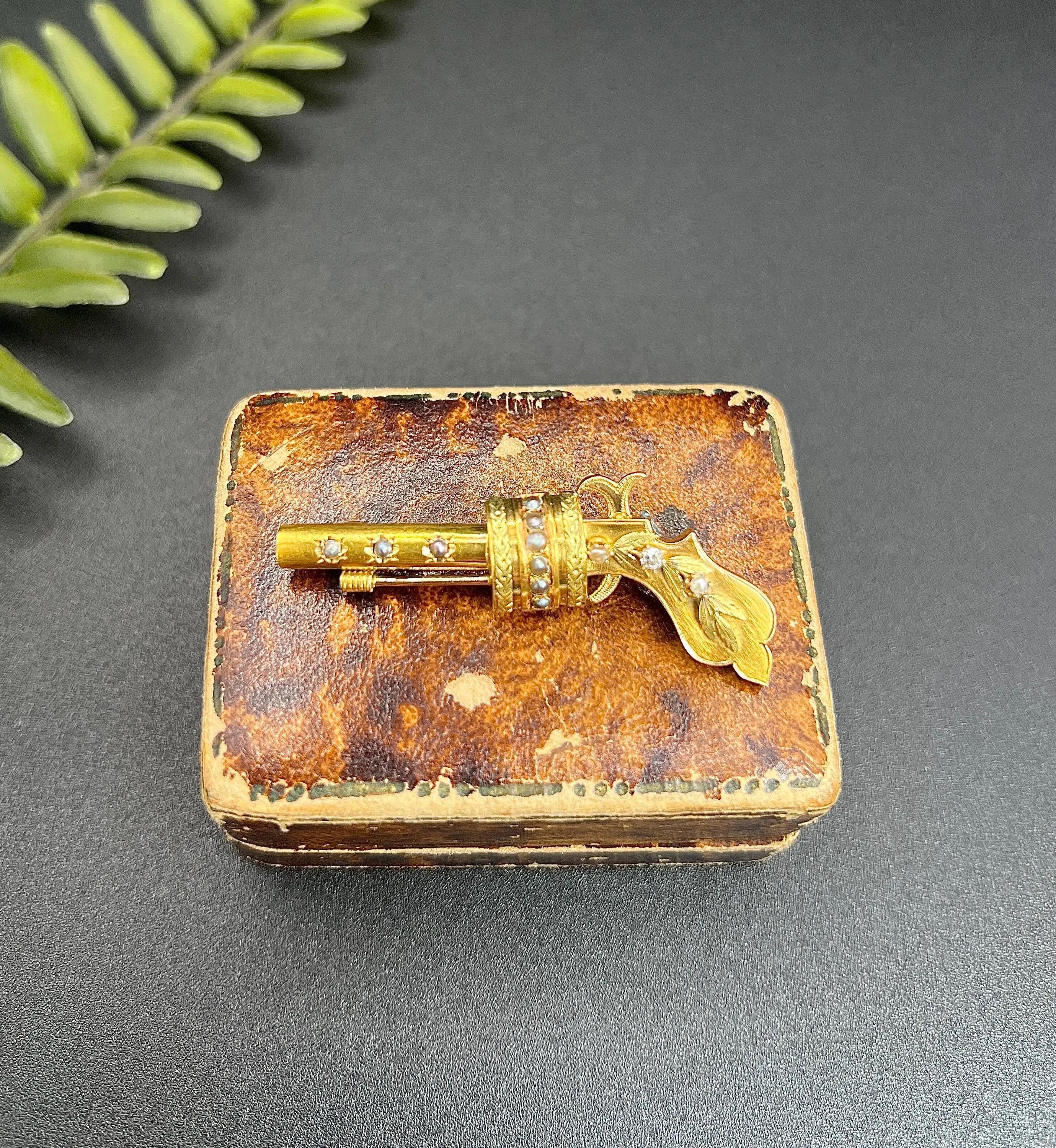Antique 18ct Yellow Gold Edwardian Natural Seed Pearl & Diamond Gun Pistol Brooh For Sale 3