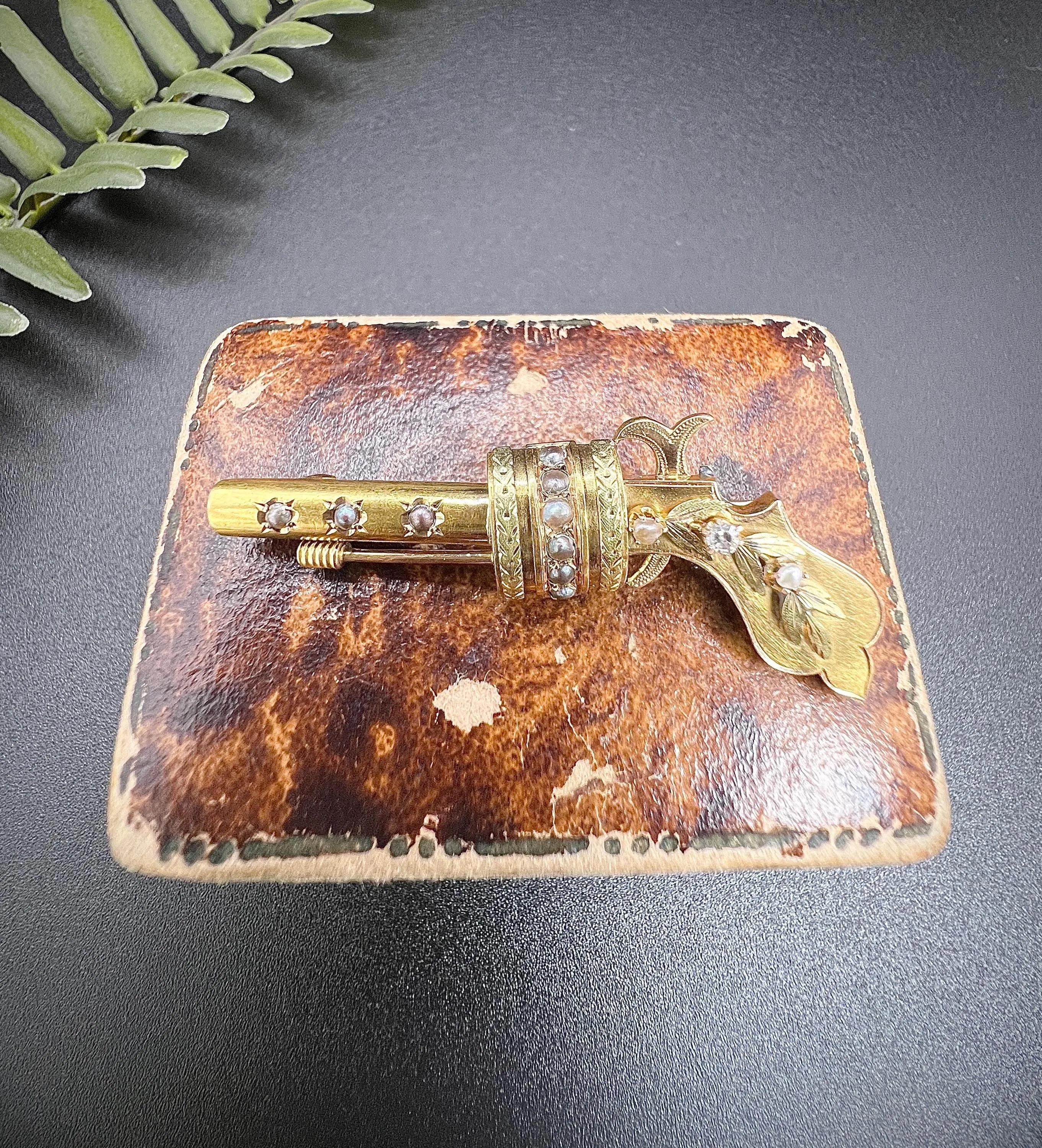 Antique 18ct Yellow Gold Edwardian Natural Seed Pearl & Diamond Gun Pistol Brooh For Sale 4