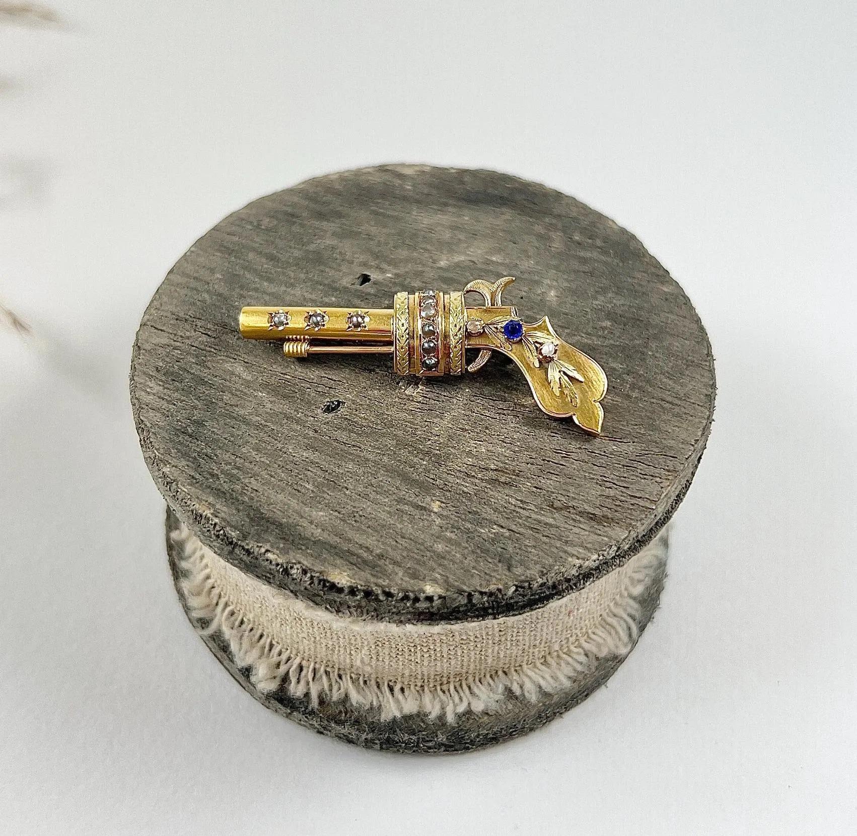 Antiguo broche pistola eduardiano de oro amarillo de 18 ct con perlas naturales en Bueno Estado en Brighton, GB