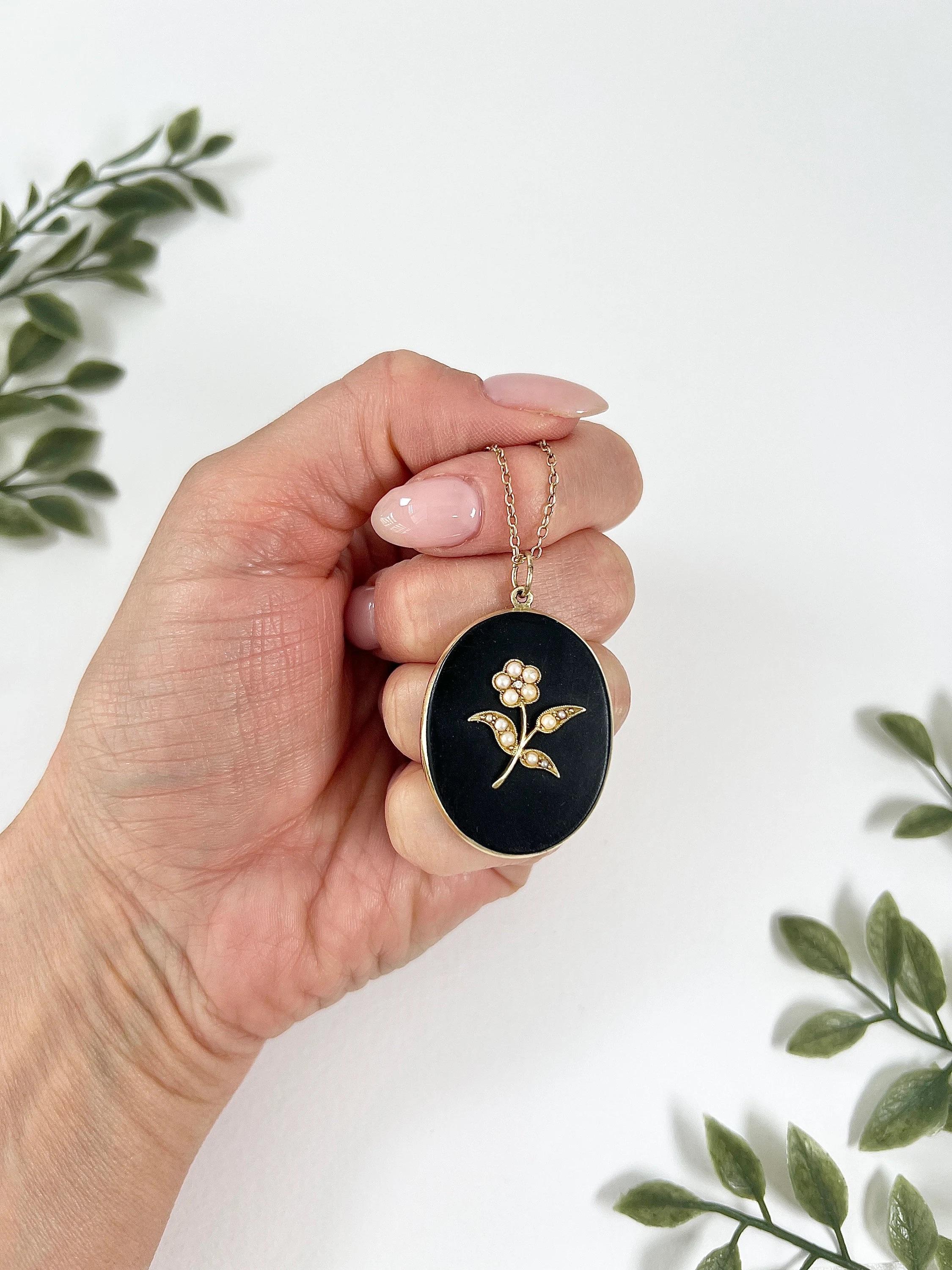 Édouardien Médaillon édouardien ancien en or jaune 18 carats, onyx et perles naturelles en vente